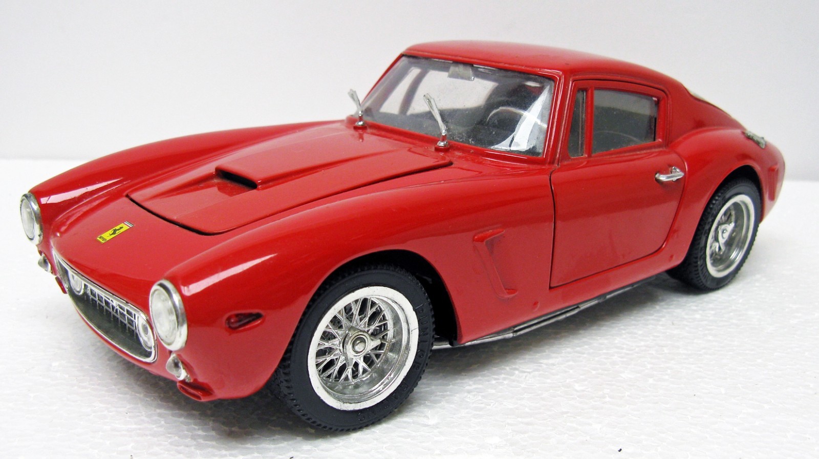 1961 Ferrari 250 GT Berlinetta red 1/18 Universal Hobbies VG