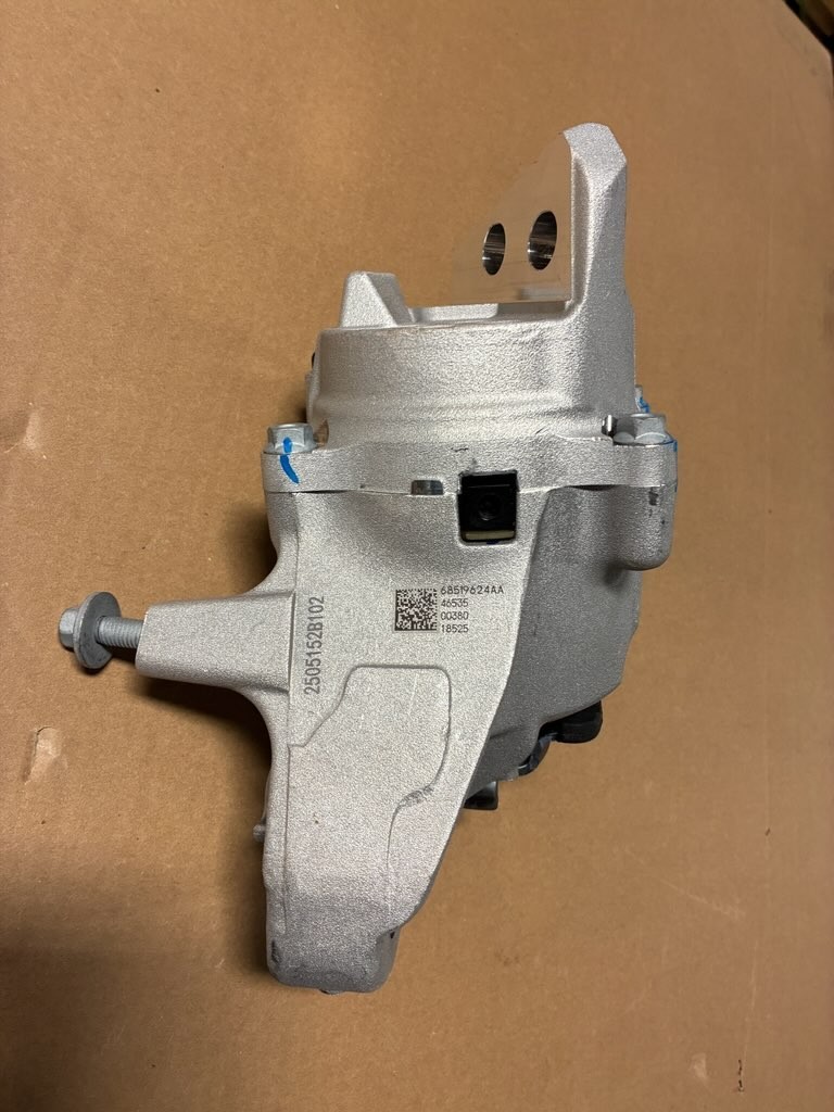 25 - 26 DODGE RAM 1500 ENGINE MOUNT ISOLATOR RIGHT PASSENGER 3.0L GAS 68519624AA