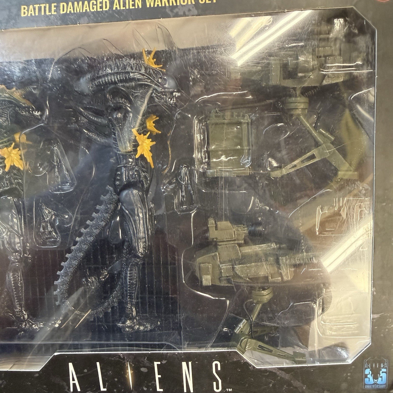 Hiya Toys ALIENS Battle Damage Alien Warrior Set 35th Anniversary Exclusive