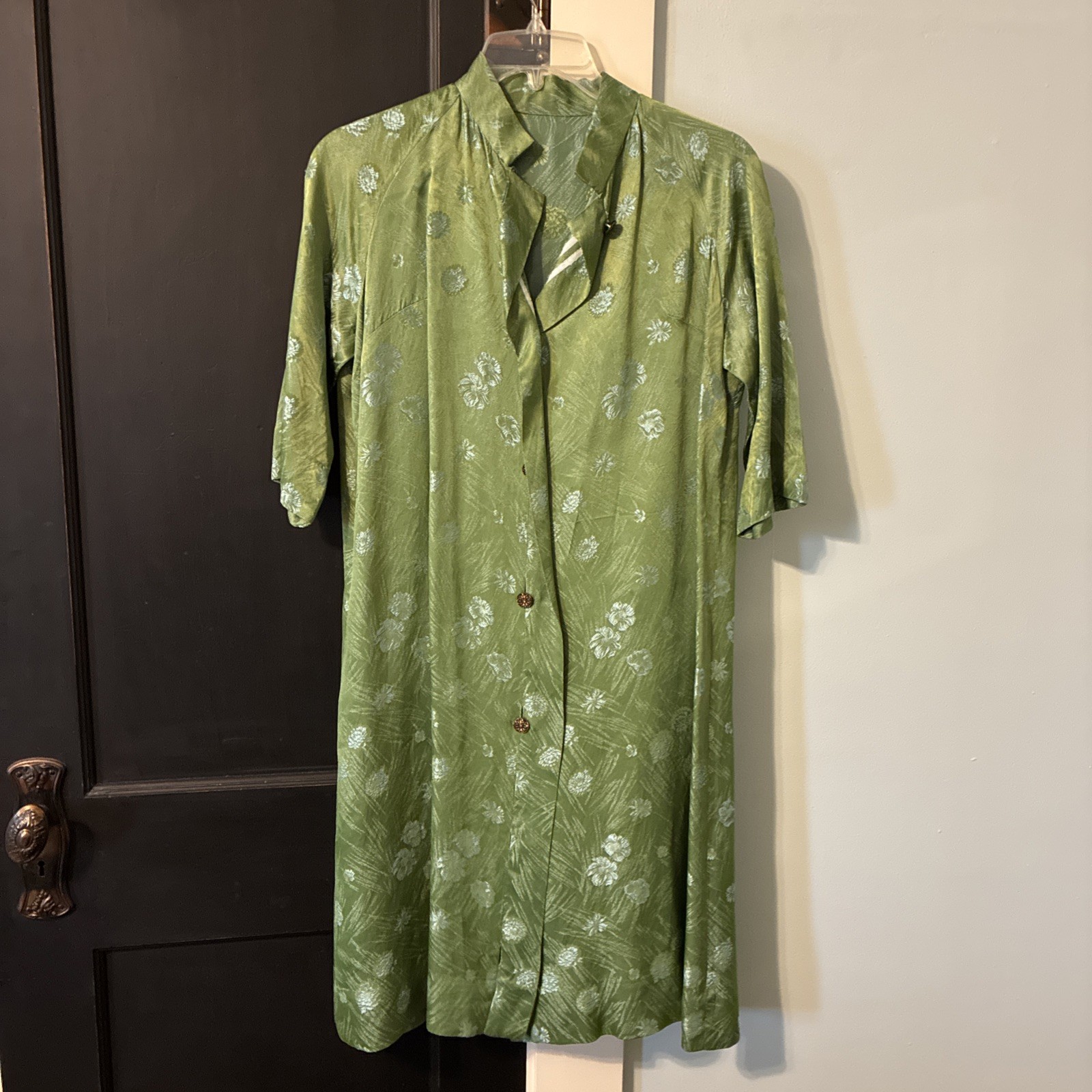VTG Chinese Flowered Robe or Dress Knee Length Green Gold Frog Closure Handmde VTG Chinese Flowered Robe or Dress Knee Length Green Gold Frog Closure Handmde