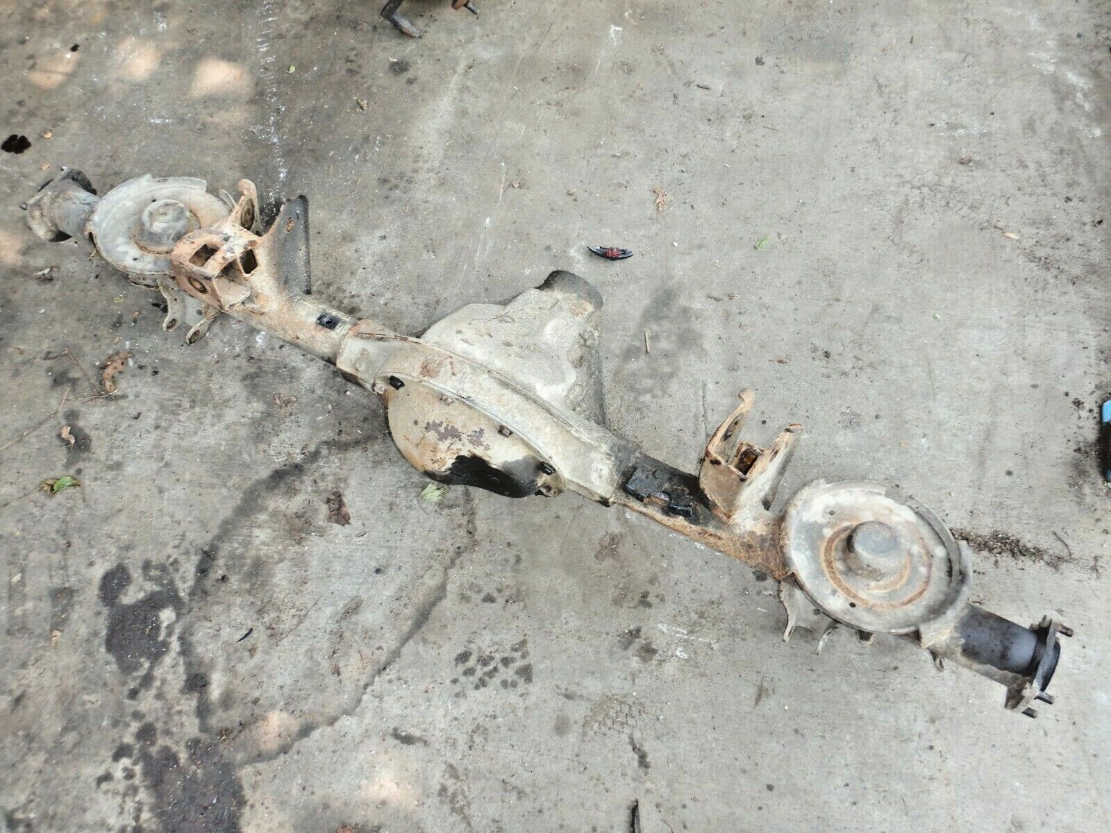 Jeep Wrangler TJ 97-06 OEM Dana 35 Rear Axle Differential Housing Jeep Wrangler TJ 97-06 OEM Dana 35 Rear Axle Differential Housing