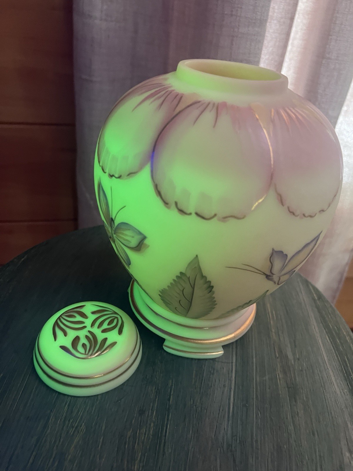 Fenton Connoisseur Collection Daisy Floral Burmese Glass Ginger Jar w/ Lid 5302 Fenton Connoisseur Collection Daisy Floral Burmese Glass Ginger Jar w/ Lid 5302