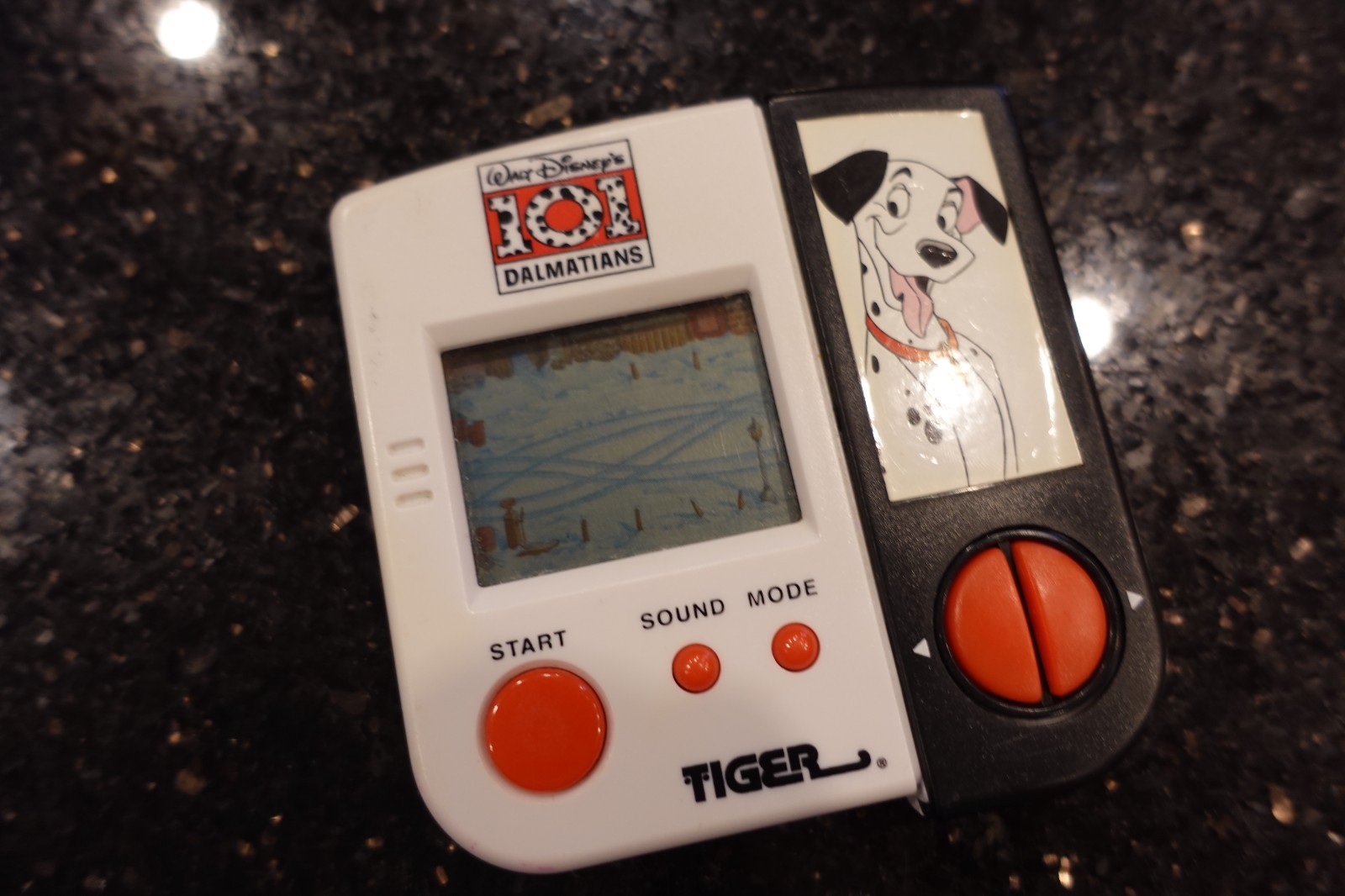 Vintage 101 DALMATIONS by Tiger Handheld Electronic  Video game D9    SLIM RARE