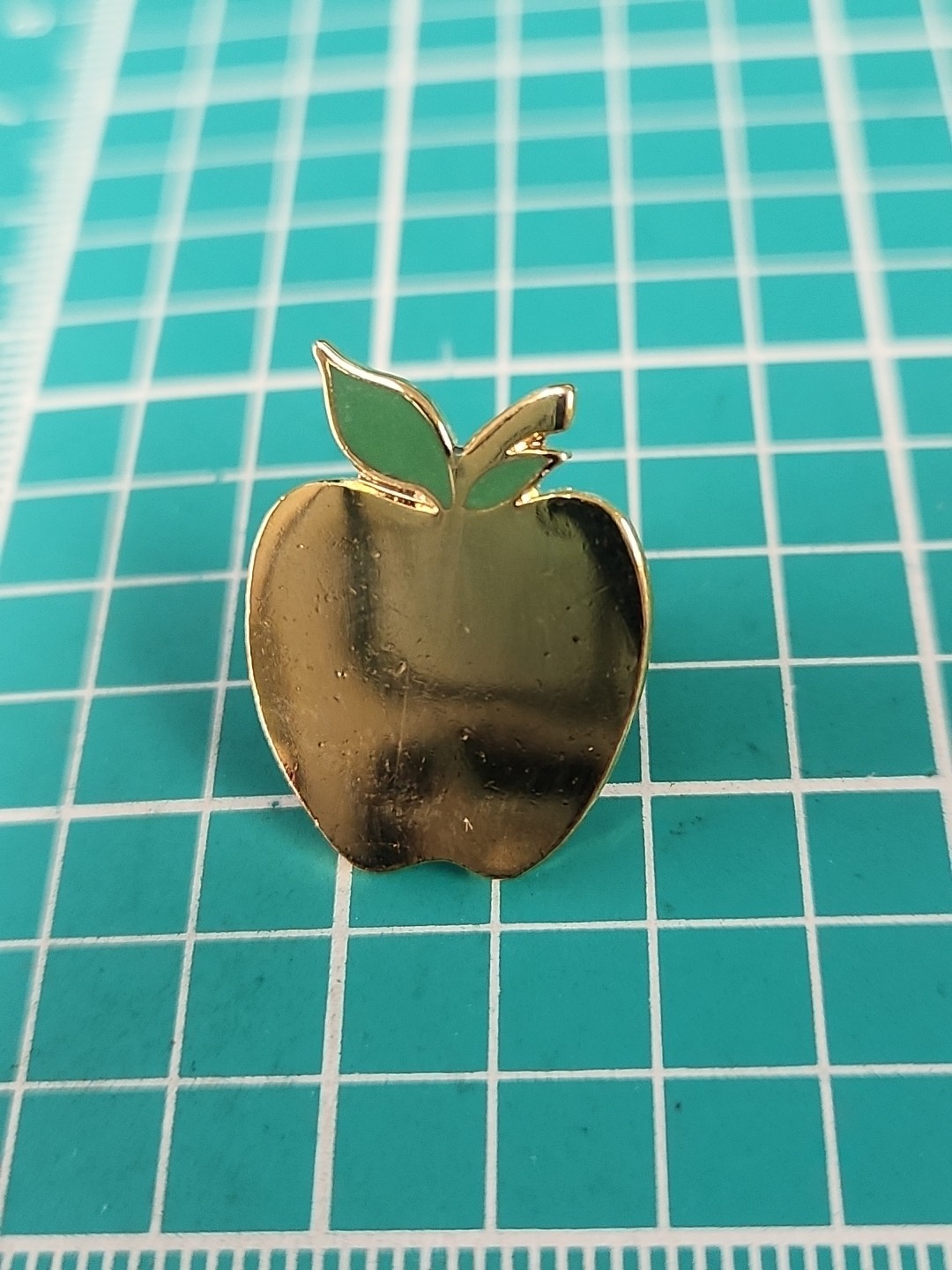 Vtg Golden Apple 🍏 🍎  Gold Tone Lapel Pin