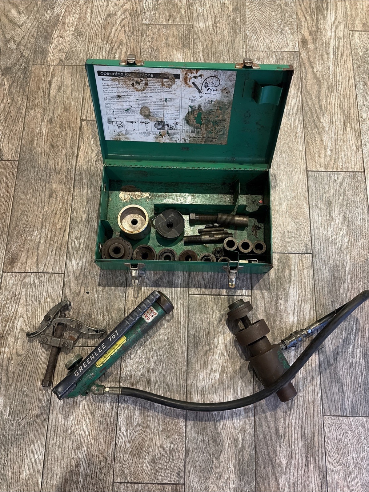Used greenlee 767 hydraulic hand pump knockout punch set With Metal Case OEM Used greenlee 767 hydraulic hand pump knockout punch set With Metal Case OEM