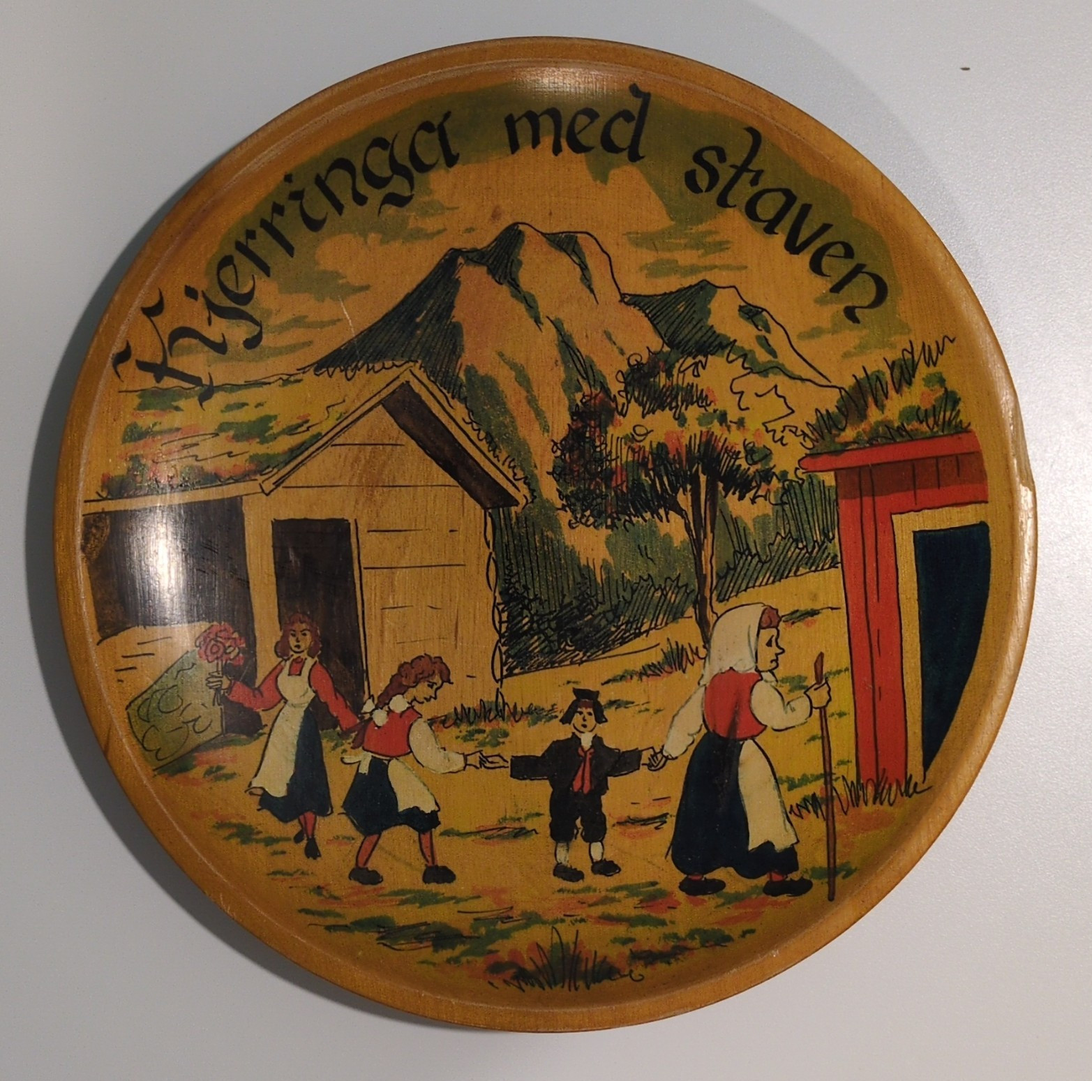 Norwegian Folk Art Wooden Decorative Round Collector Plate Fjerringer med staven Norwegian Folk Art Wooden Decorative Round Collector Plate Fjerringer med staven