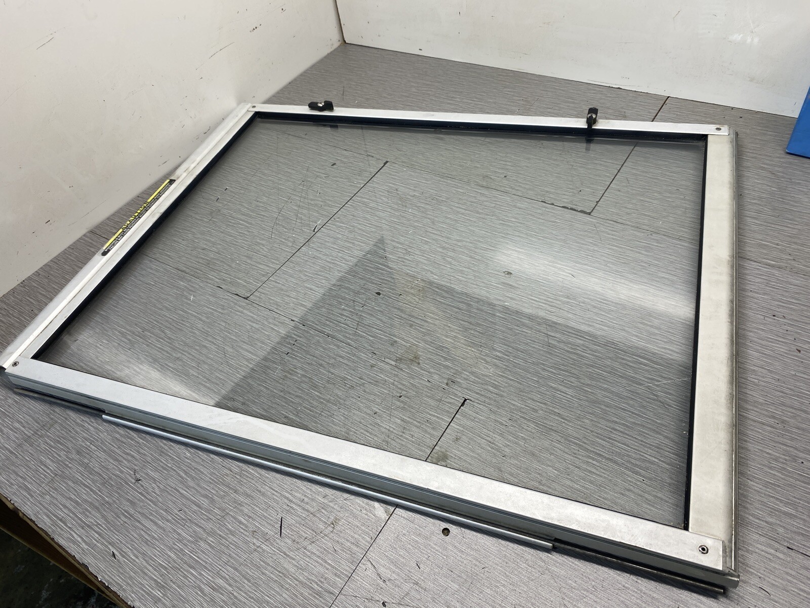 00 Bayliner 2150 Center Folding Hinge Windshield Glass Swing