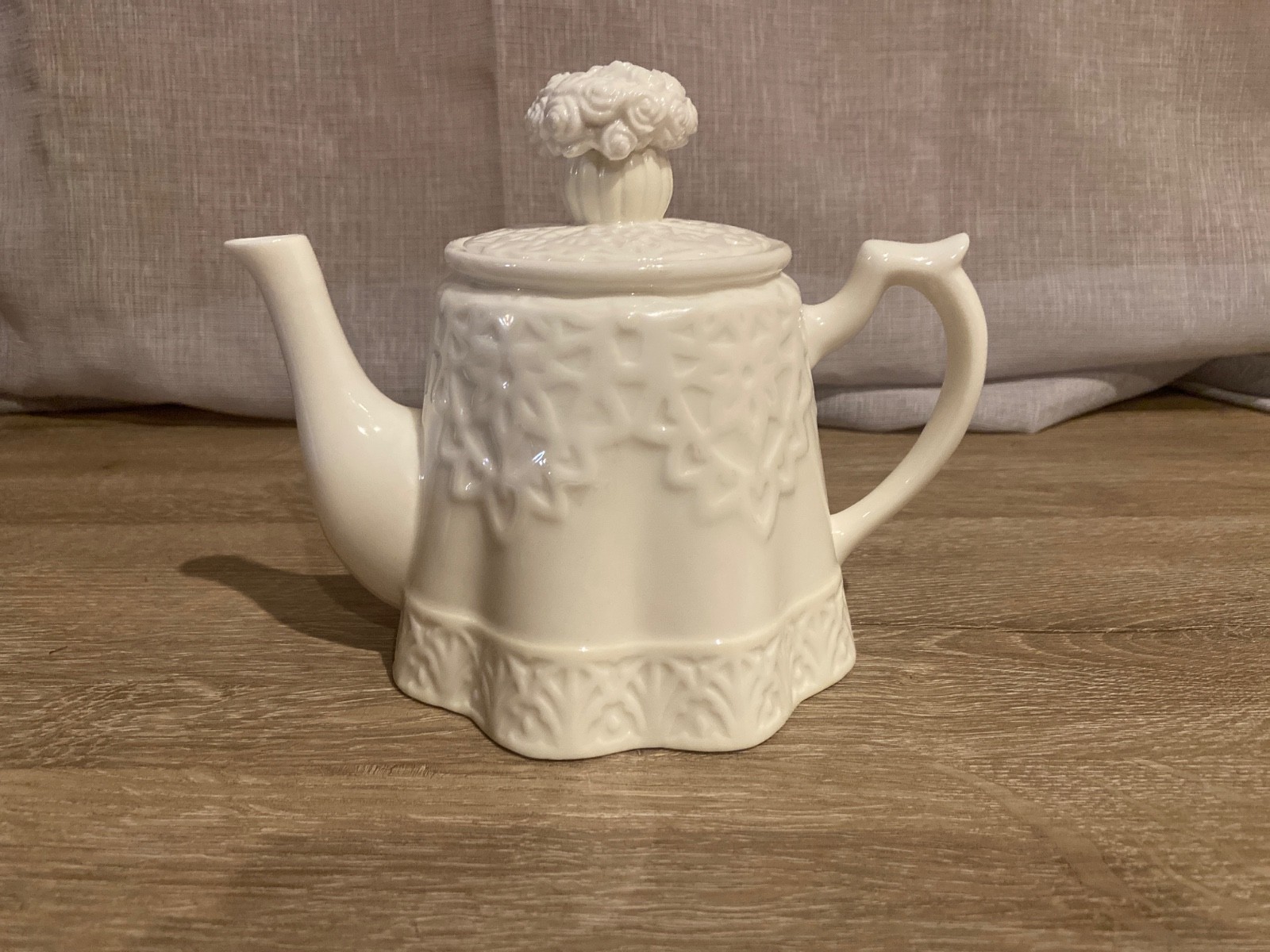LENOX: Butler\'s Pantry Tea Pot, Porcelain, White Lace Flower Bouquet Lid LENOX: Butler\'s Pantry Tea Pot, Porcelain, White Lace Flower Bouquet Lid