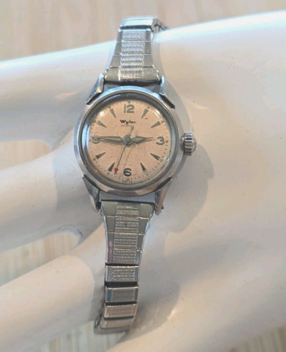 VTG WYLER INCAFLEX WOMENS WATCH RUNS GOOD RED ARROW SECOND HAND VTG WYLER INCAFLEX WOMENS WATCH RUNS GOOD RED ARROW SECOND HAND