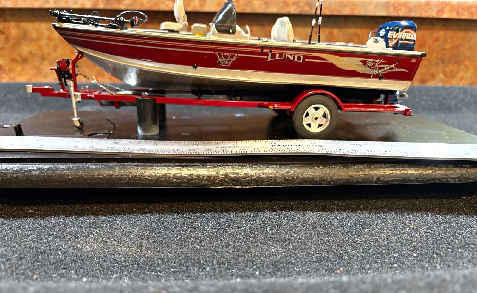 Lund Pro-V Magnum 1:20 IPS Tournament Series Diecast Boat Display