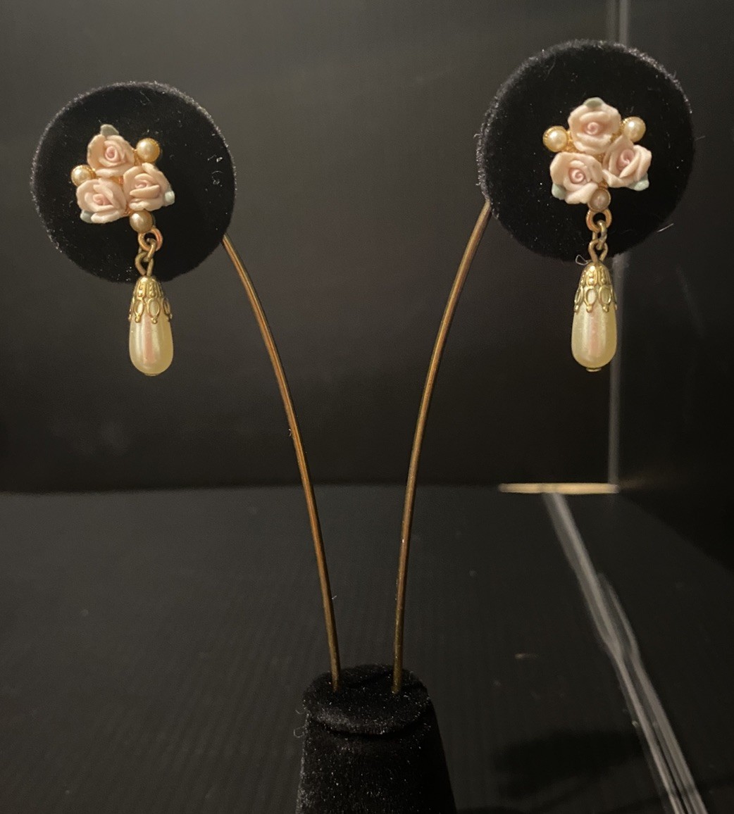 Vtg 1928 Dangle Earrings Gold Tone Iridescent Tear Drop Pearl Porcelain Roses 