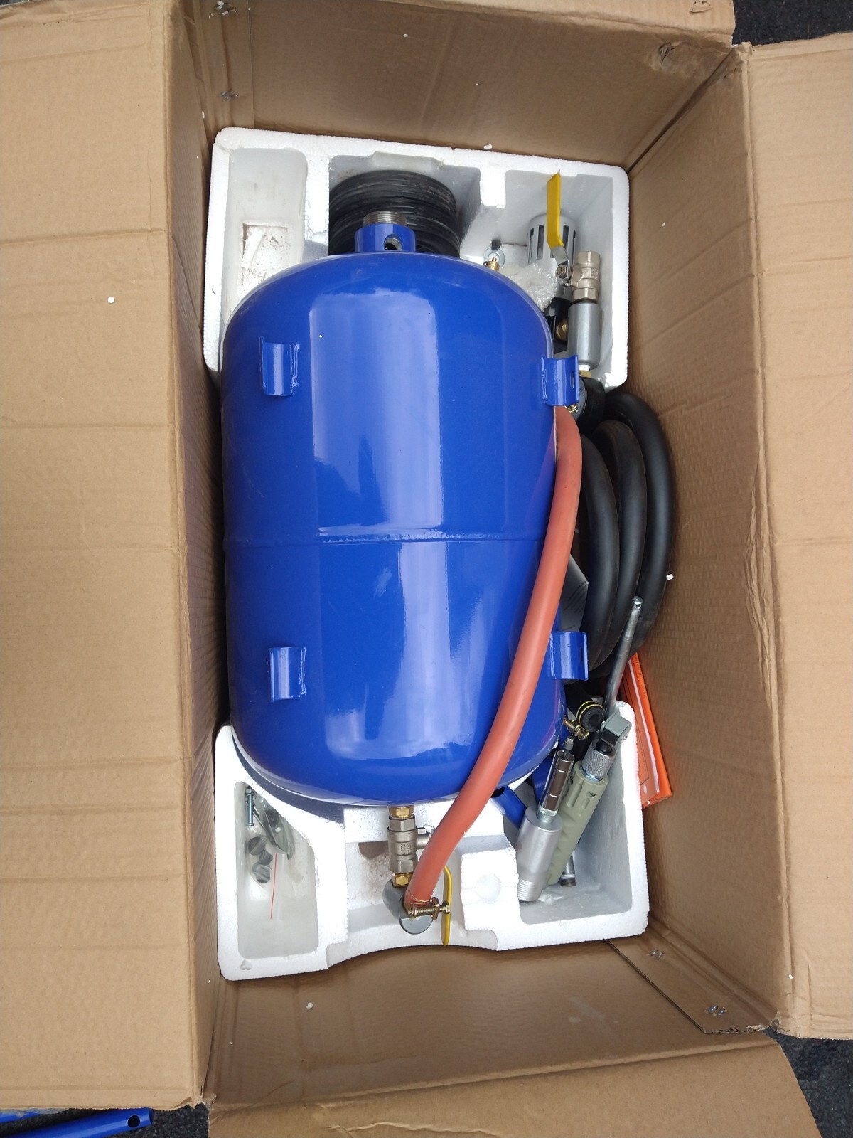 Eastwood High-Flow 100 Lb Portable Air Pressure Paint removing Abrasive Blaster