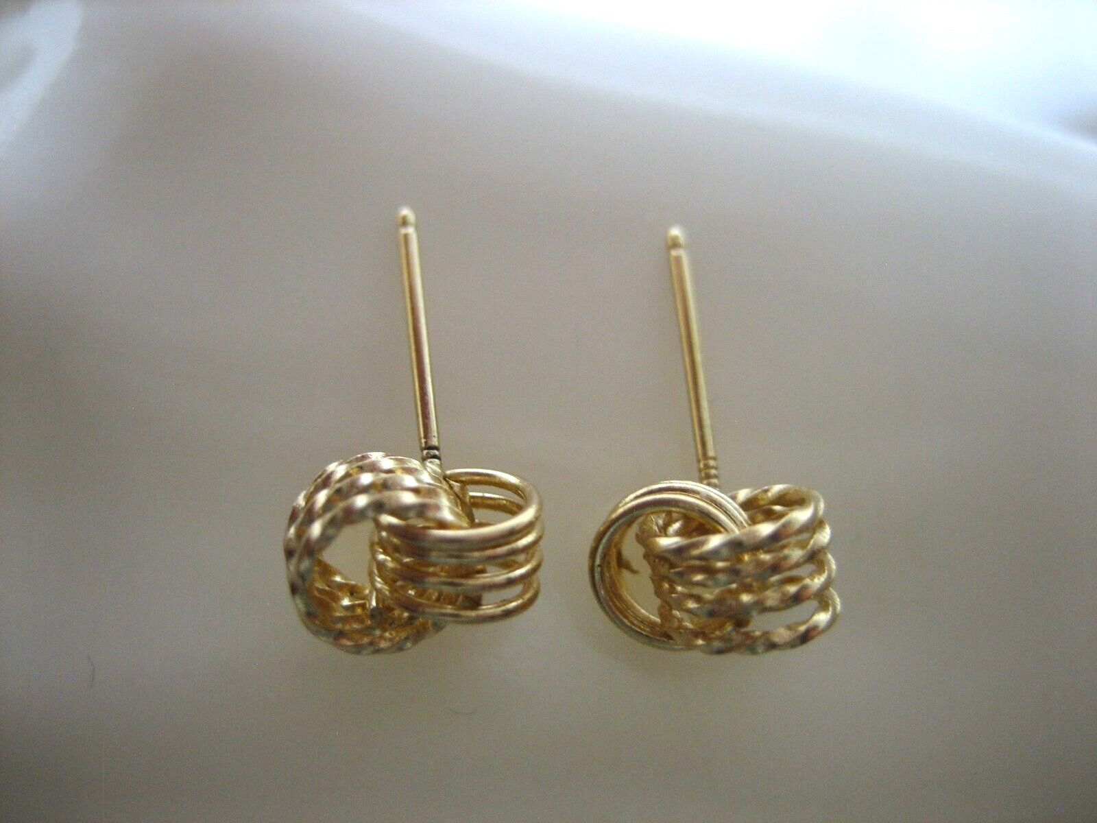 VINTAGE 14K YELLOW GOLD LOVE KNOT STUD EARRINGS 1.3 GRAMS VINTAGE 14K YELLOW GOLD LOVE KNOT STUD EARRINGS 1.3 GRAMS