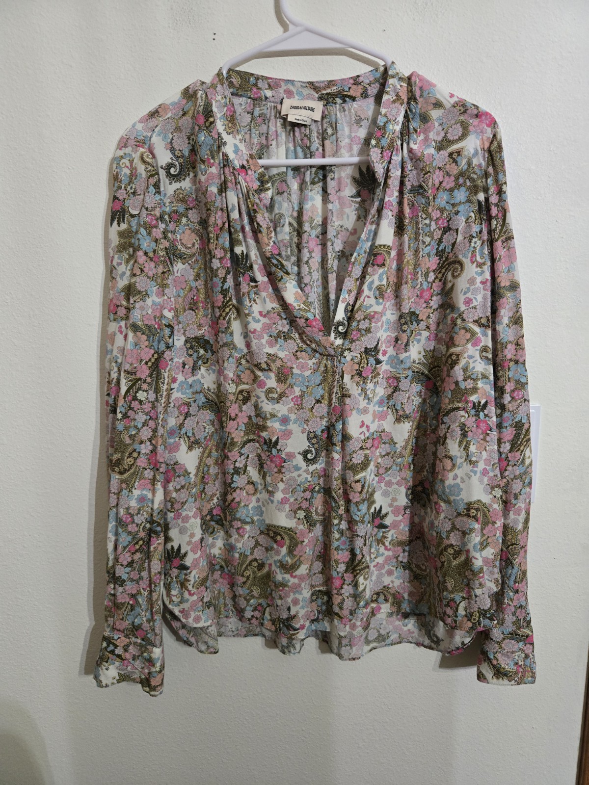 Pre-loved ZADIG & VOLTAIRE Women\'s Multicolor Soft Yoko Floral V-neck Sz L Pre-loved ZADIG & VOLTAIRE Women\'s Multicolor Soft Yoko Floral V-neck Sz L