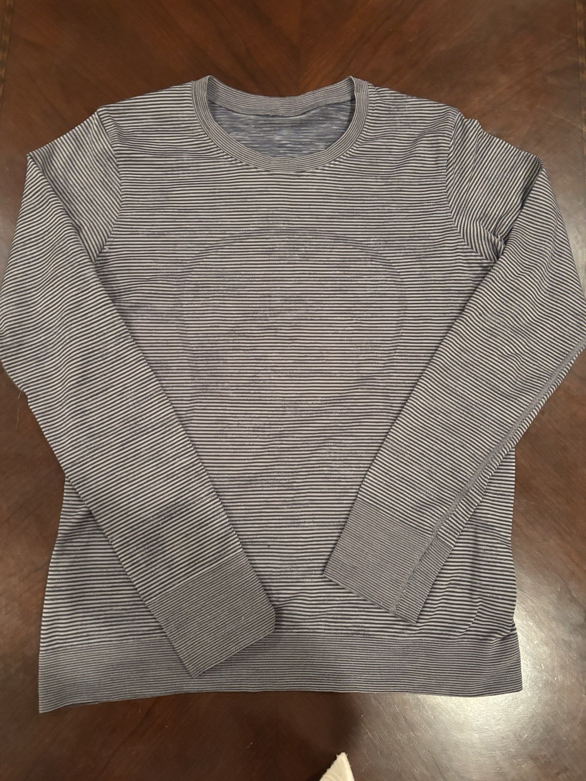 Lululemon Women’s Gray White Striped Long Sleeve Athletic Running Top Lululemon Women’s Gray White Striped Long Sleeve Athletic Running Top