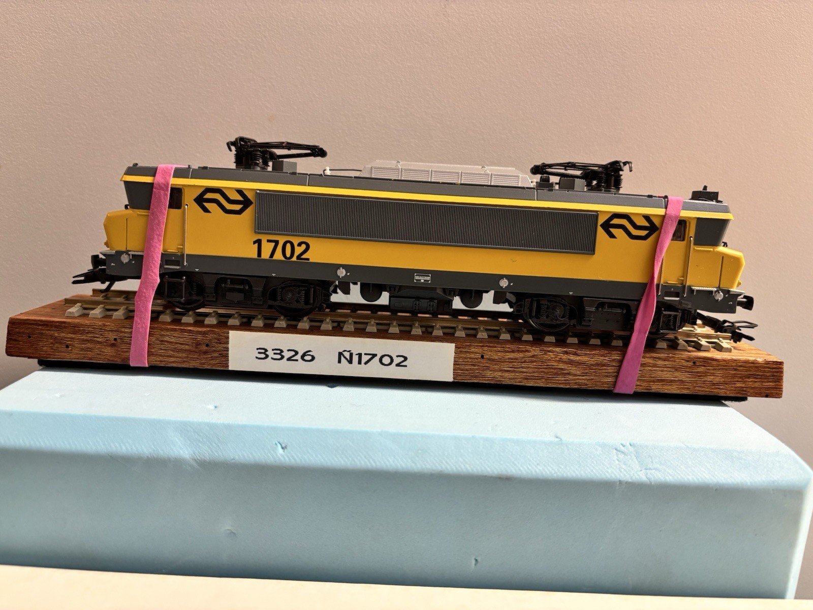 Märklin HO N 1702 3326 Electric Locomotive Analogue AC 3-Rail Yellow/Grey