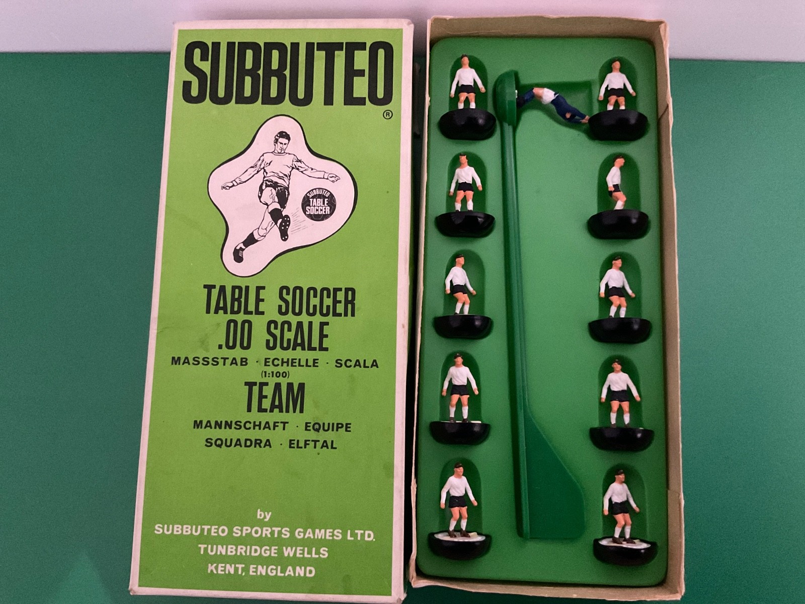 Subbuteo HW team Ref 154 England in original late 70s box. Heavyweight