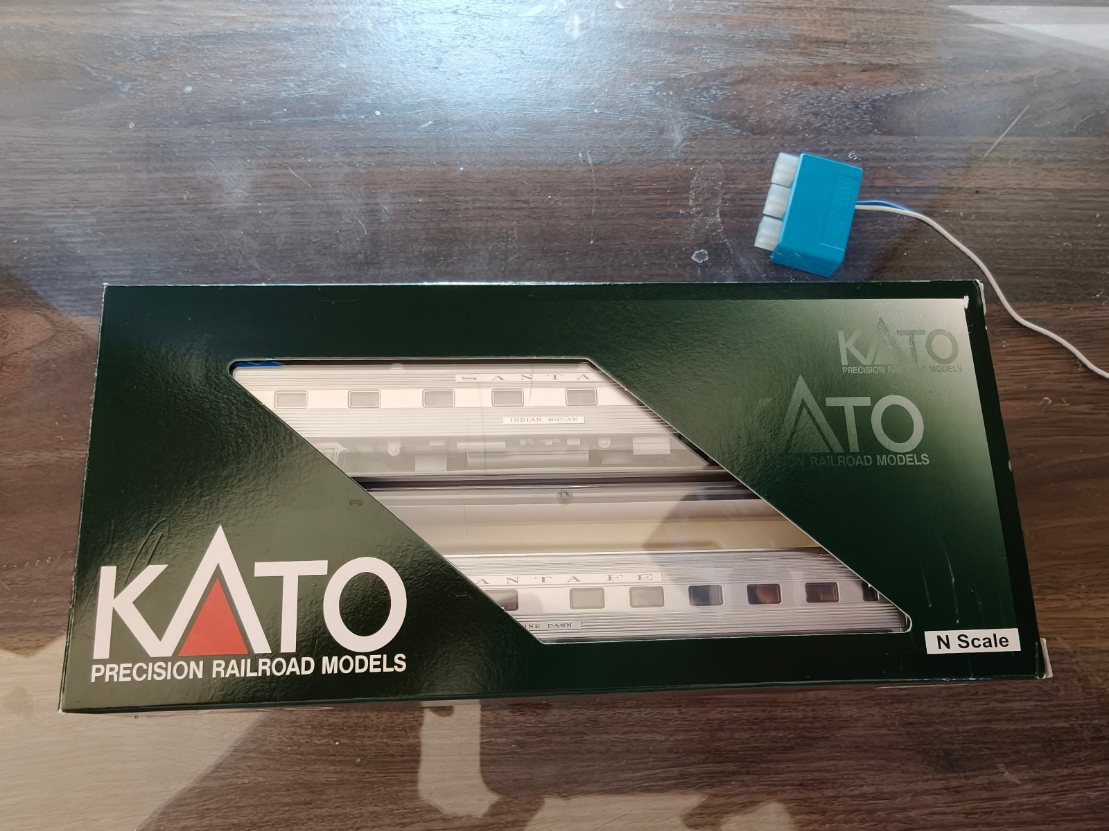 Kato N Scale ATSF Santa Fe Sleeping 2 Car Set Pine & Indian  #106-6011. NEW
