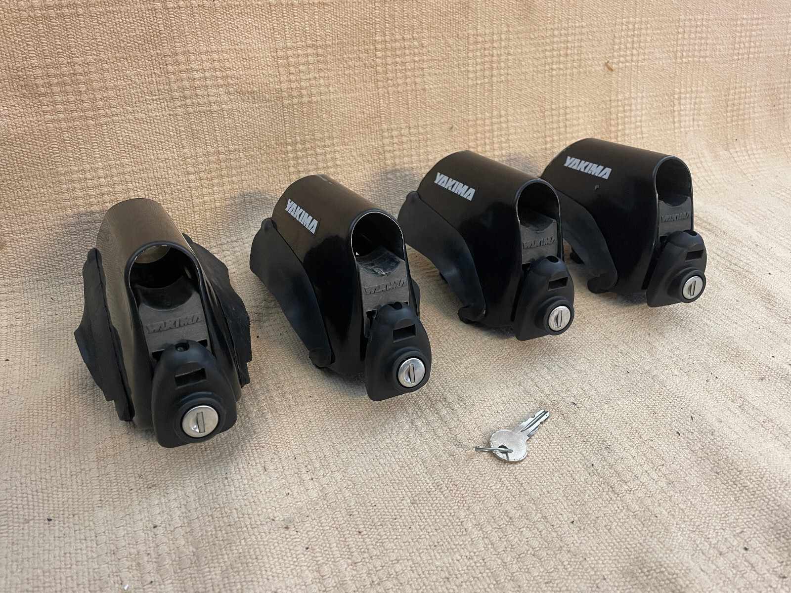 Set x 4 Yakima LowRider Roof Rack Raised Side Rails RoundBar Towers + Locks Key Set x 4 Yakima LowRider Roof Rack Raised Side Rails RoundBar Towers + Locks Key