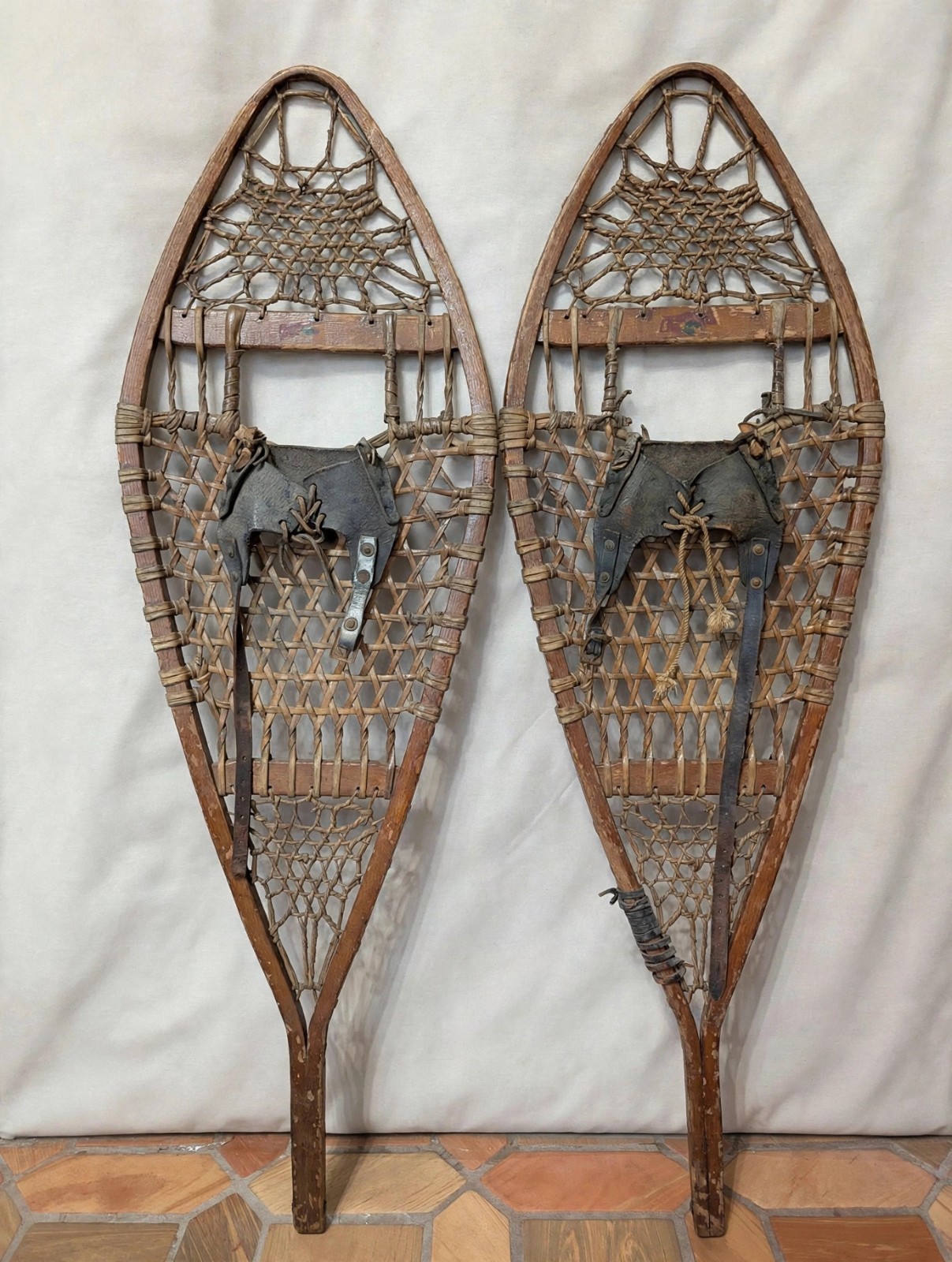 Oxford Vintage Traditional Wood & Rawhide Snowshoes Pair Brown 42\