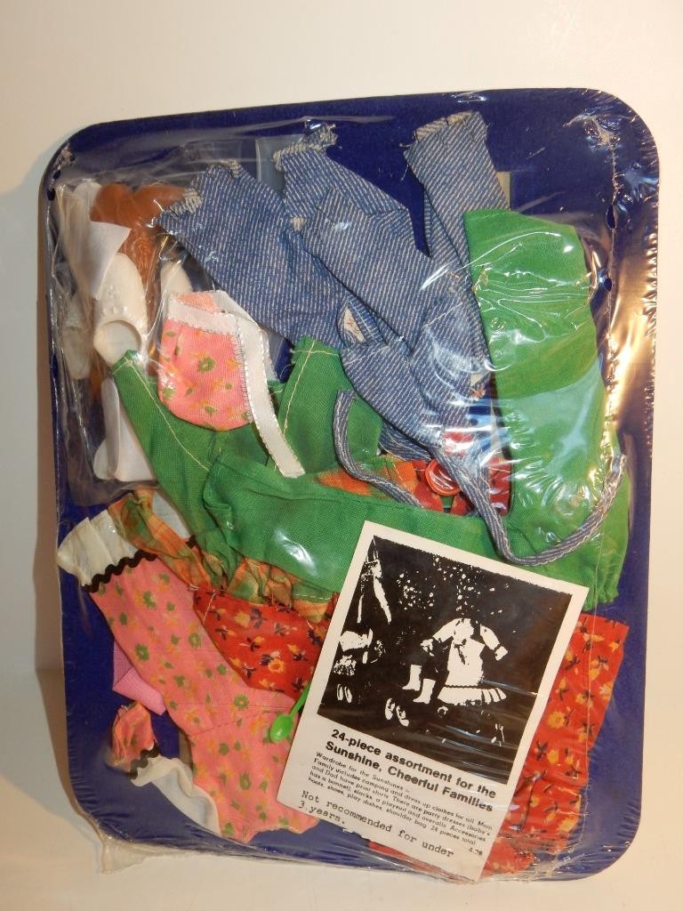 VINTAGE NOS 1970s CLOTHING LOT FOR MATTEL THE SUNSHINE FAMILY MOM DAD BABY DOLL