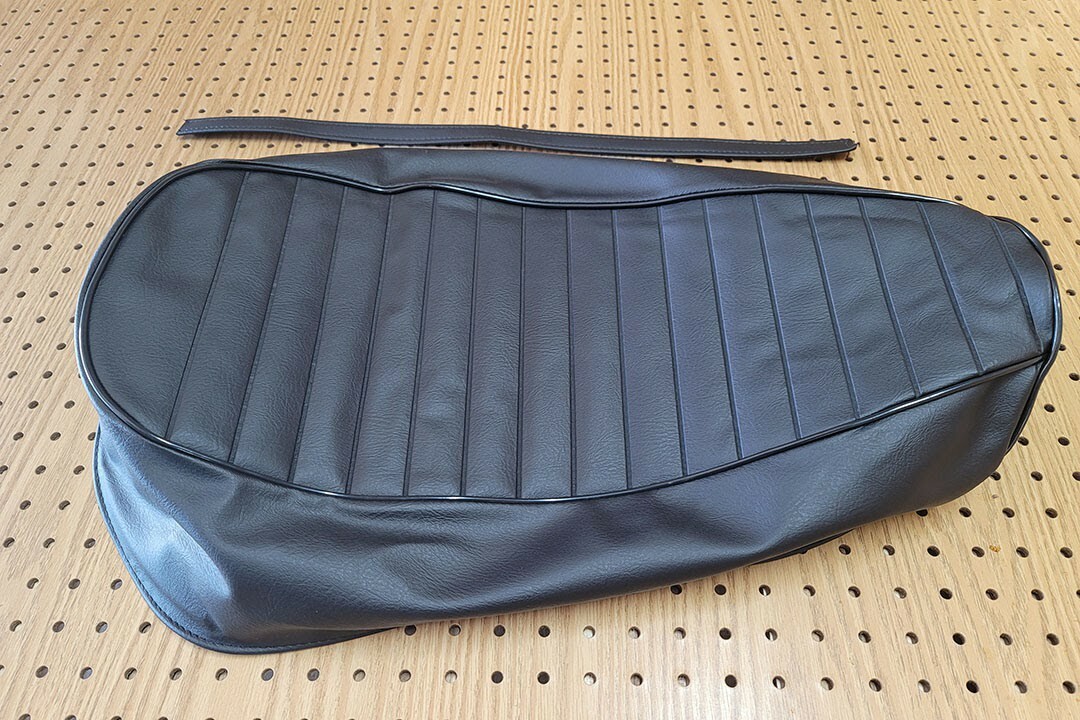 YAMAHA RD350 R5 DS7 SEAT COVER 1970 TO 1972 MODEL SEAT COVER + STRAP (Y**6)
