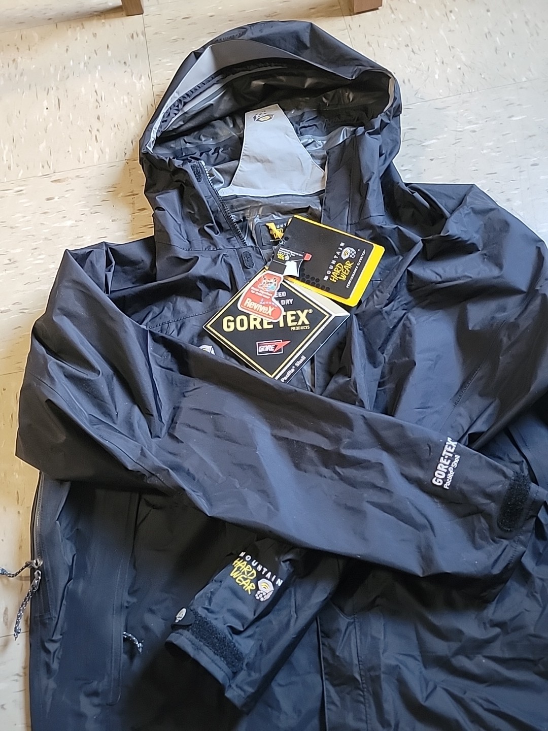 RARE NWT Mountain Hardwear Typhoon GTX Ultra Light Hardshell Jacket ALL BLACK RARE NWT Mountain Hardwear Typhoon GTX Ultra Light Hardshell Jacket ALL BLACK