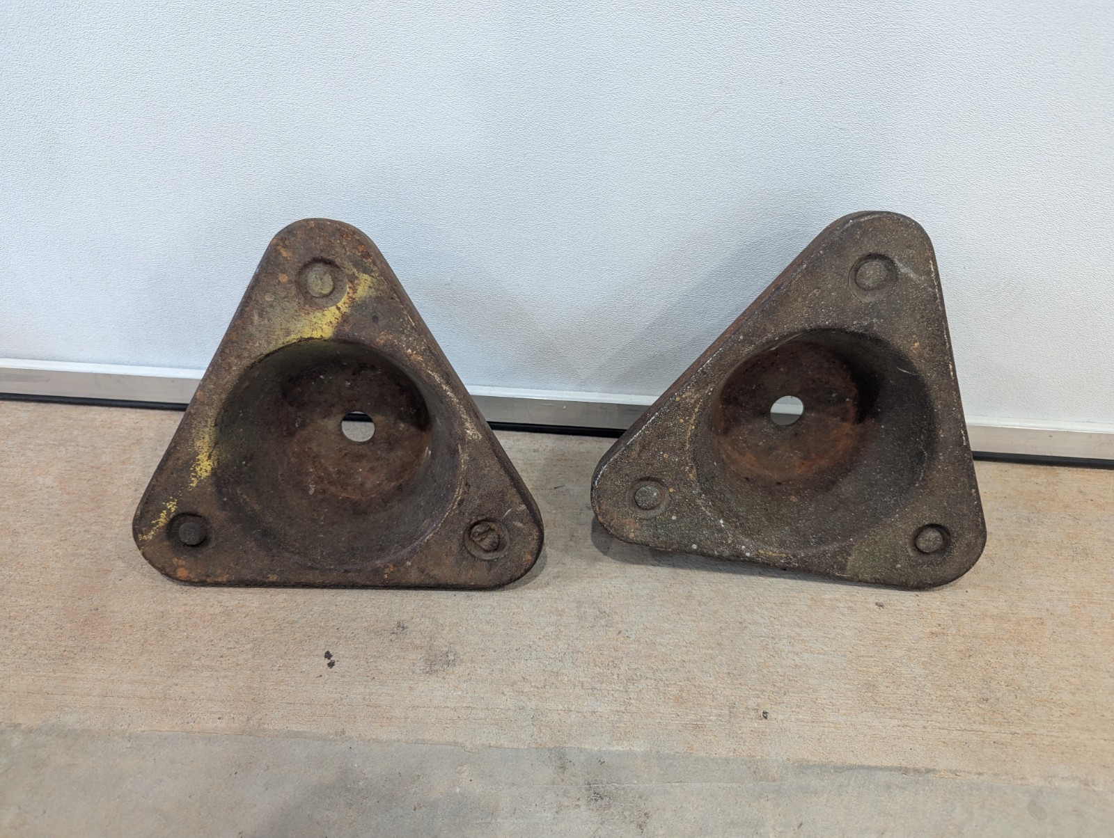 🇺🇸 2) Bond 2127 Vintage Cast Iron Triangular Cup Dolly With Hard Rubber Wheels