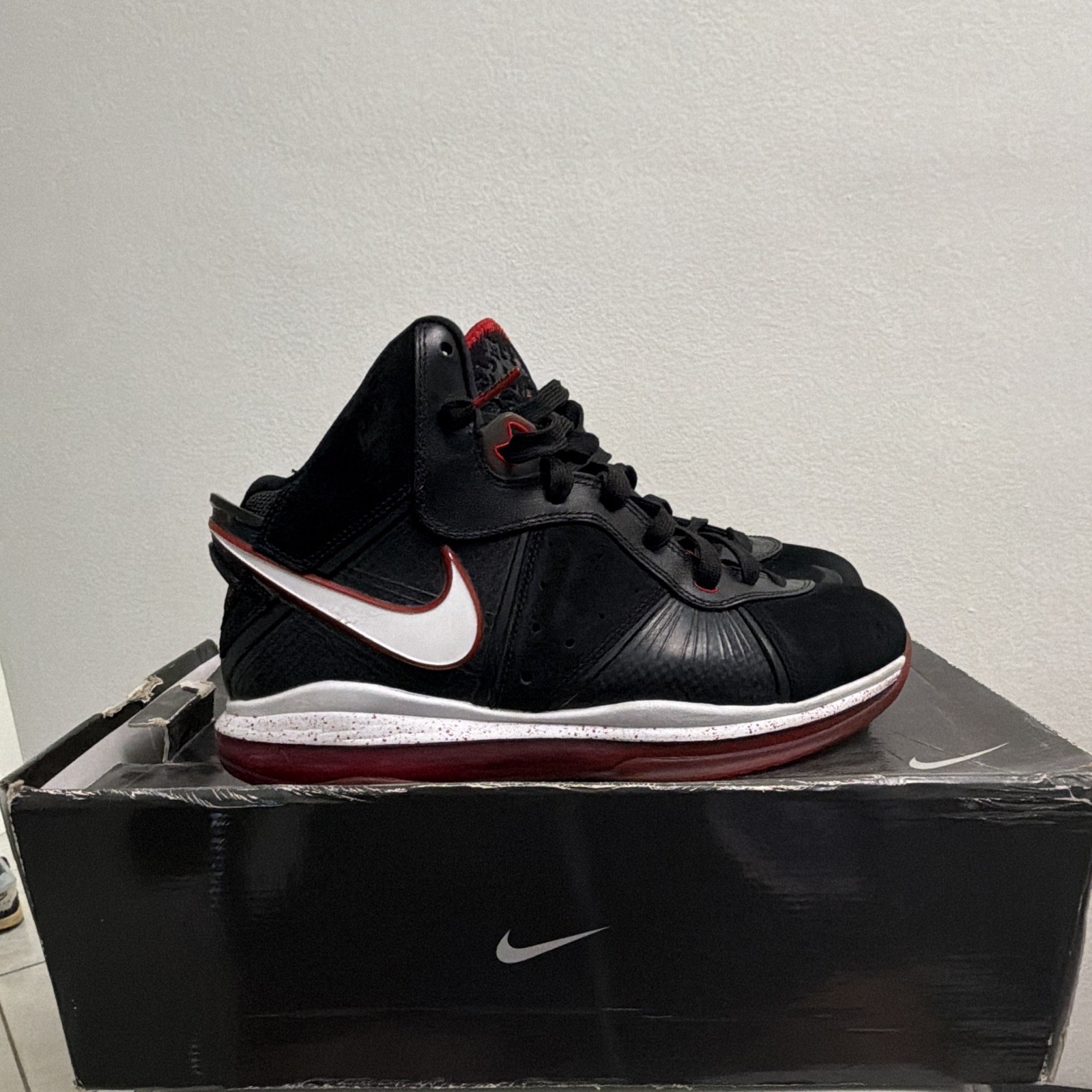 Nike Men\'s LeBron 8 Black/White - Sprt Red - Mtllc Gld 416098 002 Nike Men\'s LeBron 8 Black/White - Sprt Red - Mtllc Gld 416098 002