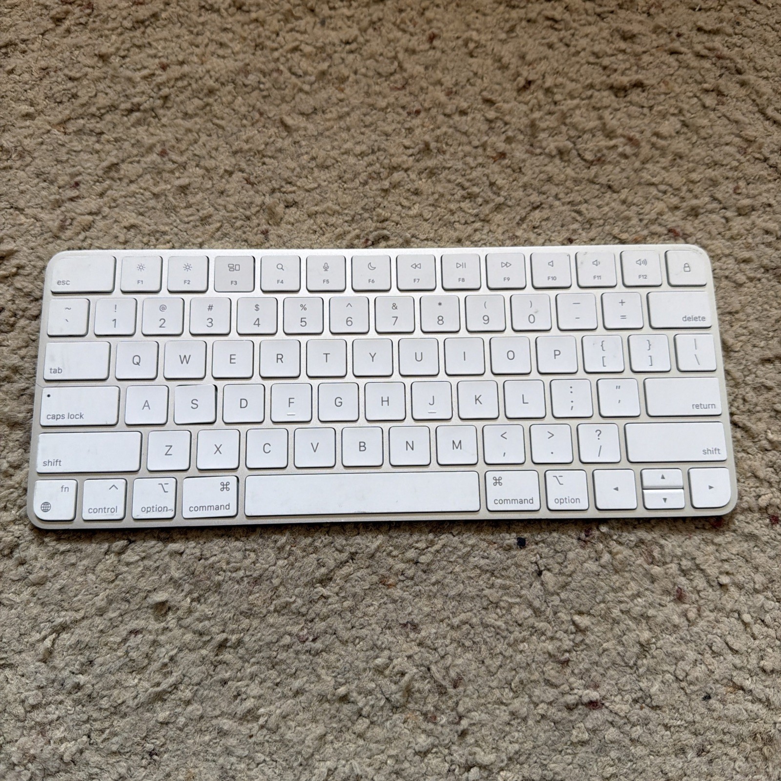Apple Magic Keyboard (Lightning Port) - Silver/White - A2450 Apple Magic Keyboard (Lightning Port) - Silver/White - A2450