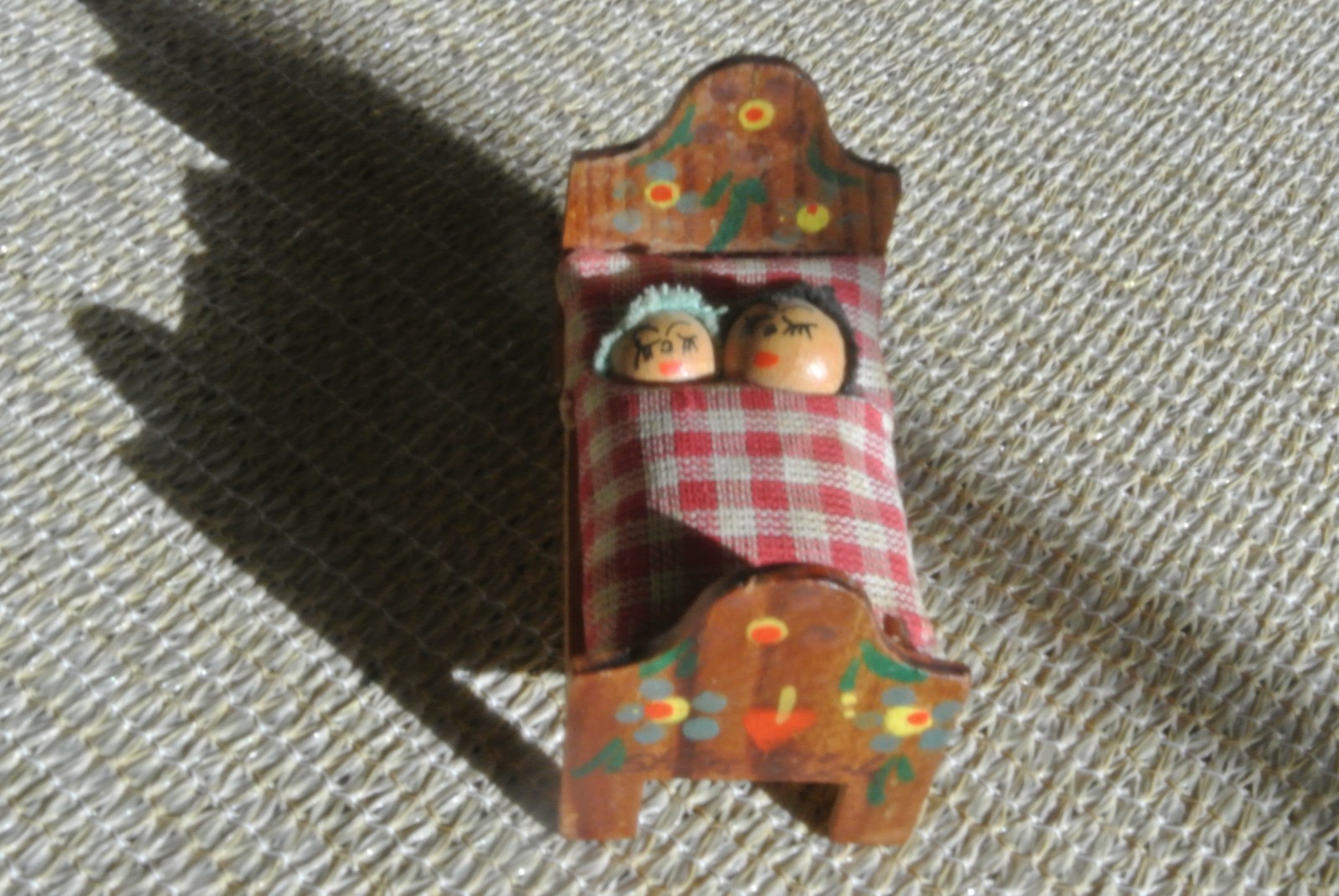 VTG GERMAN STILLES GLUCK - HANDMADE DOLLHOUSE WOODEN BED WITH DOLLS (HEADS) RARE