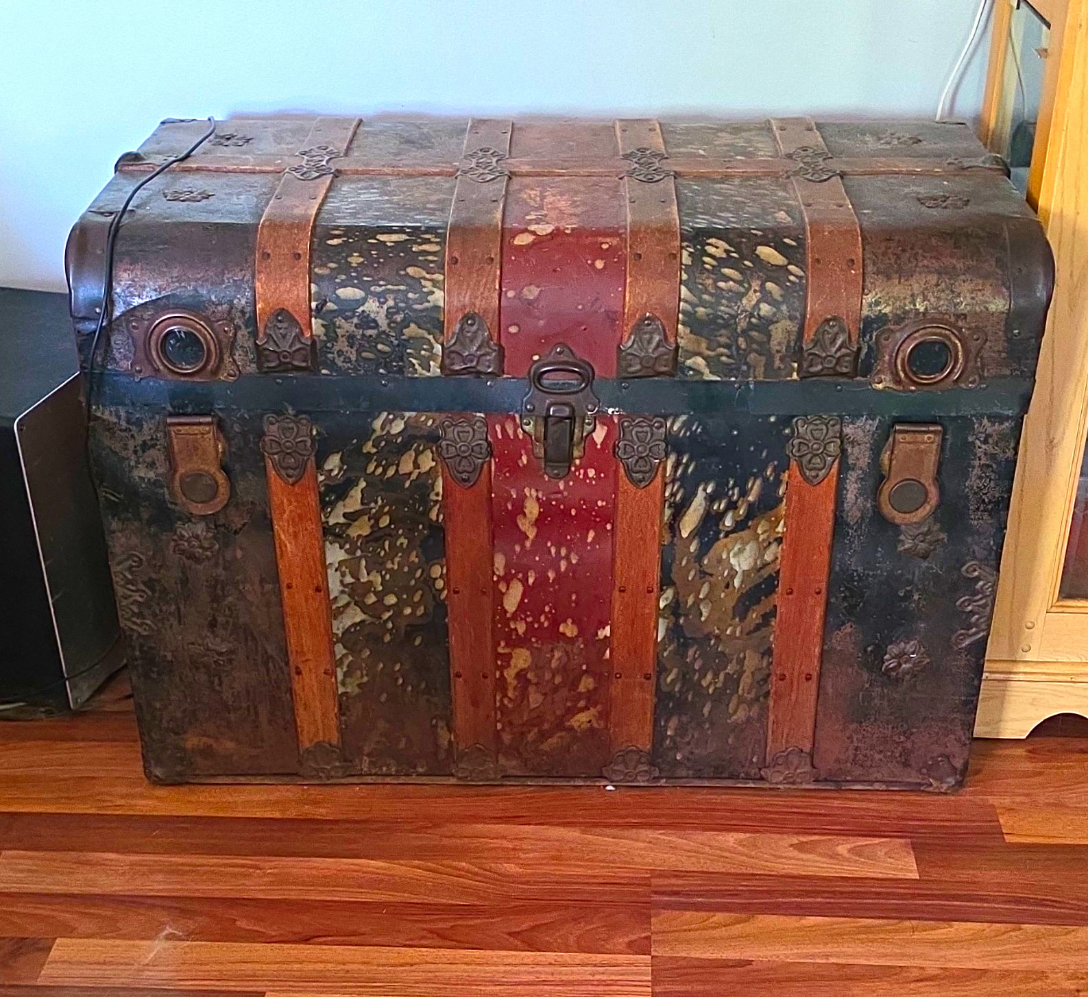 True Vintage 1920s Wood Hard Steamer Trunk Black/Brown Lined Lockable 100L True Vintage 1920s Wood Hard Steamer Trunk Black/Brown Lined Lockable 100L