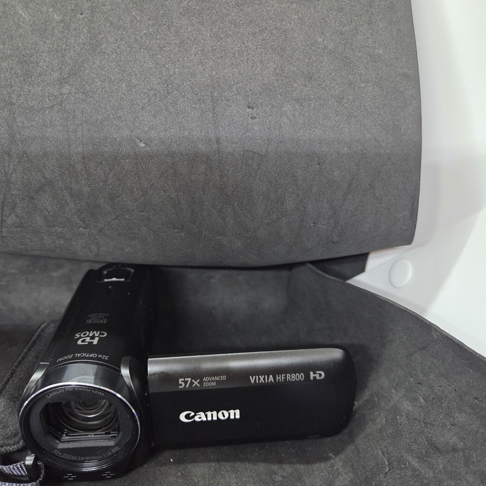 Canon VIXIA HF R800 HD Digital Camcorder 57X Advanced Zoom Working - No Charger Canon VIXIA HF R800 HD Digital Camcorder 57X Advanced Zoom Working - No Charger