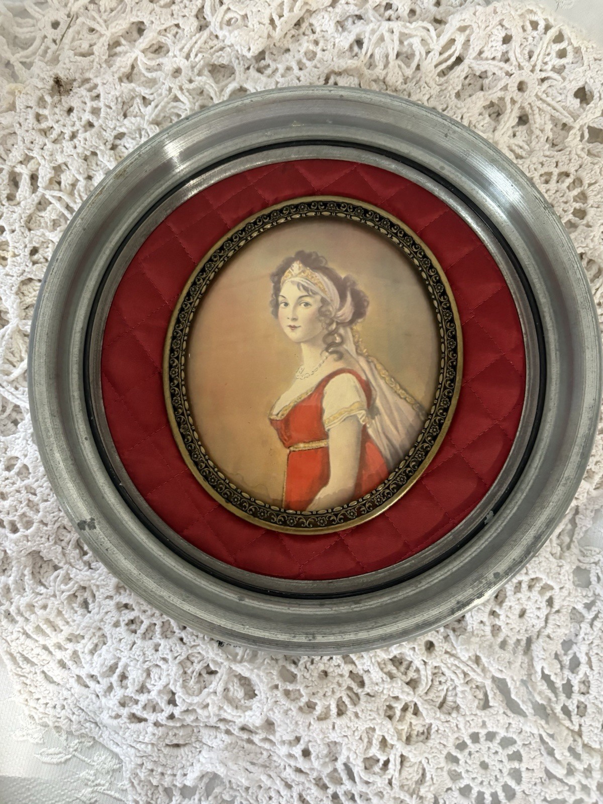 CHARMING  9” PEWTER FINISH WALL PLATE WITH LOVELY PERIOD LADY PICTURE INSET