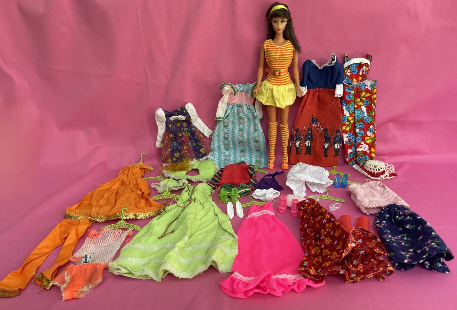 Vintage Barbie TNT Twist N Turn #1160 GoGo CoCo Dark Brunette Best Buy 12 Outfit