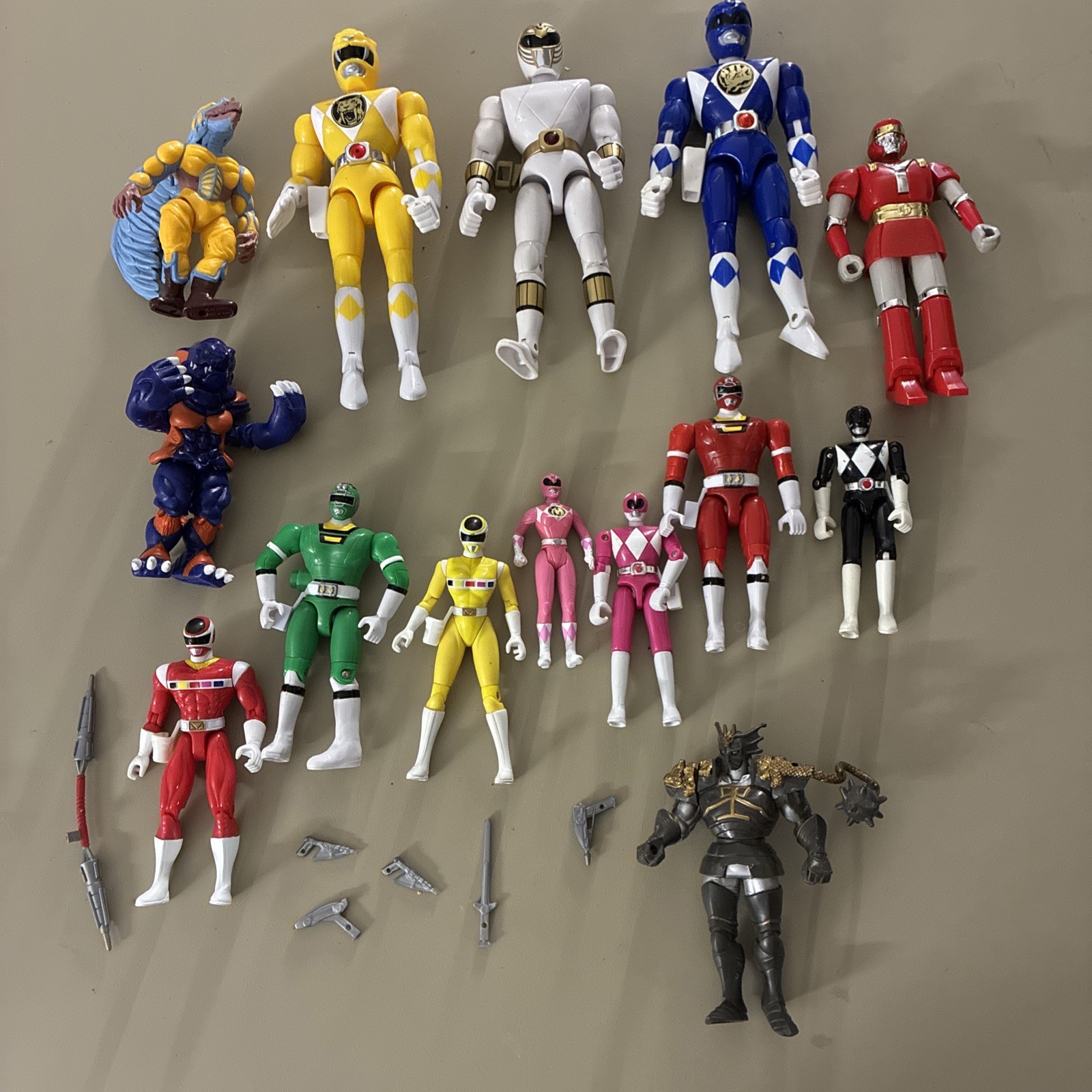 Bandai Vintage Mighty Morphin Power Rangers Figure Lot w/  some Weapons