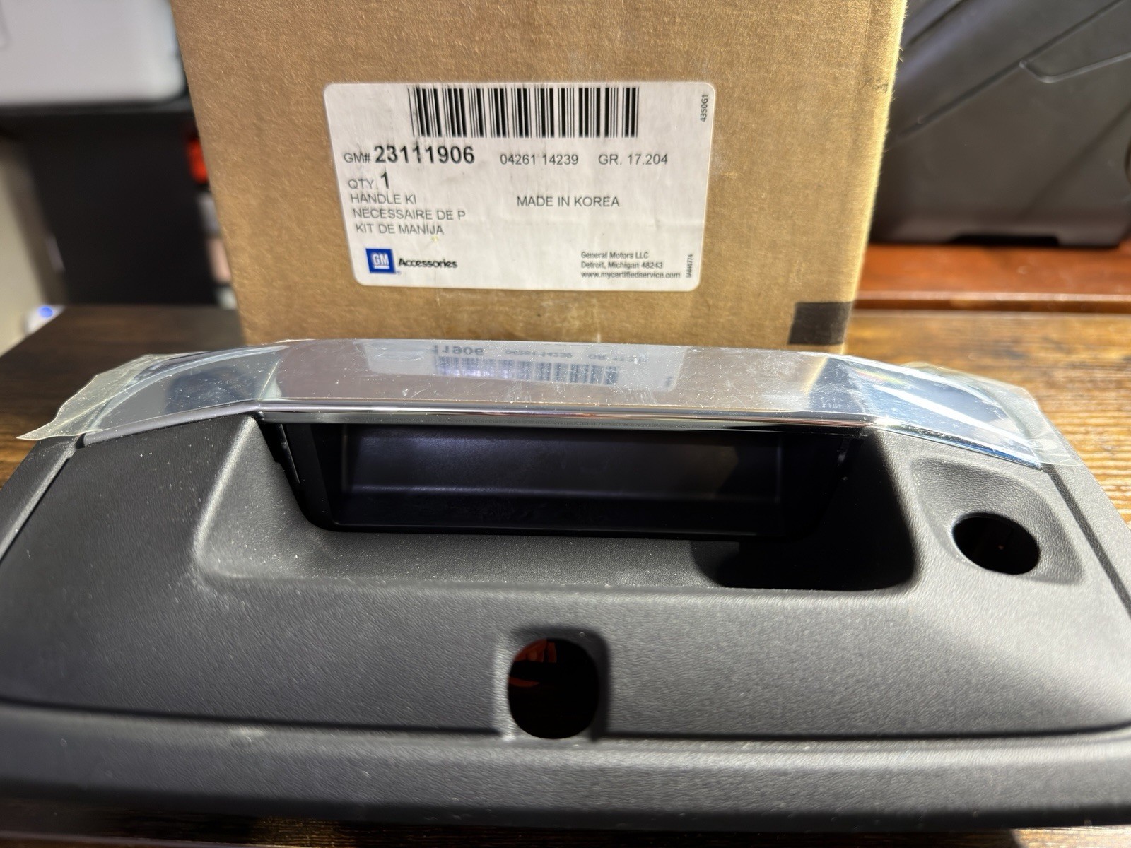 NEW OEM GM Chrome Tailgate Handle Assembly 23111906 Colorado Canyon 2015-2019