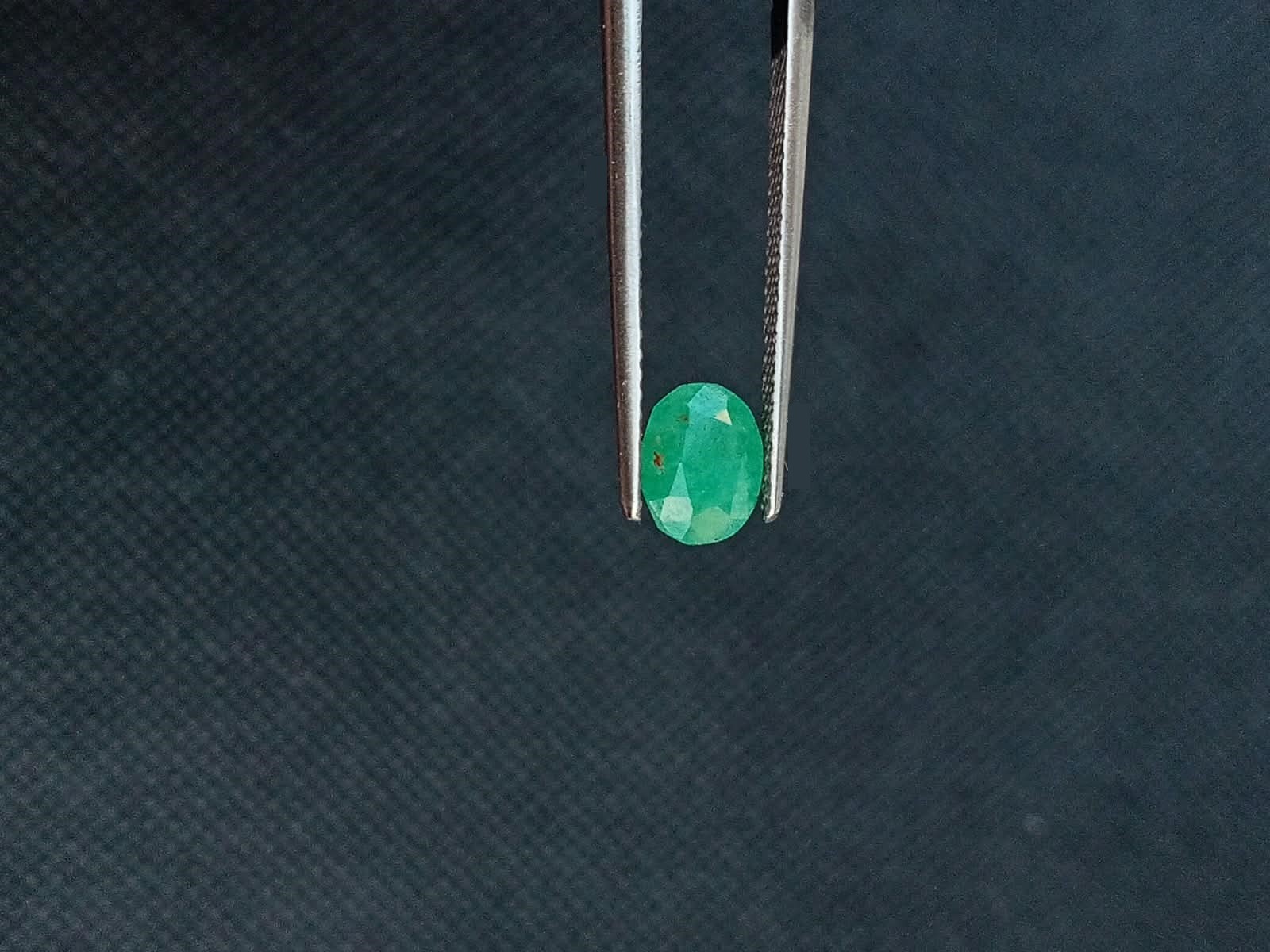Natural Emerald Faceted Gemstone 0.90 Ct Medium Vivid Emerald Green Color Swat