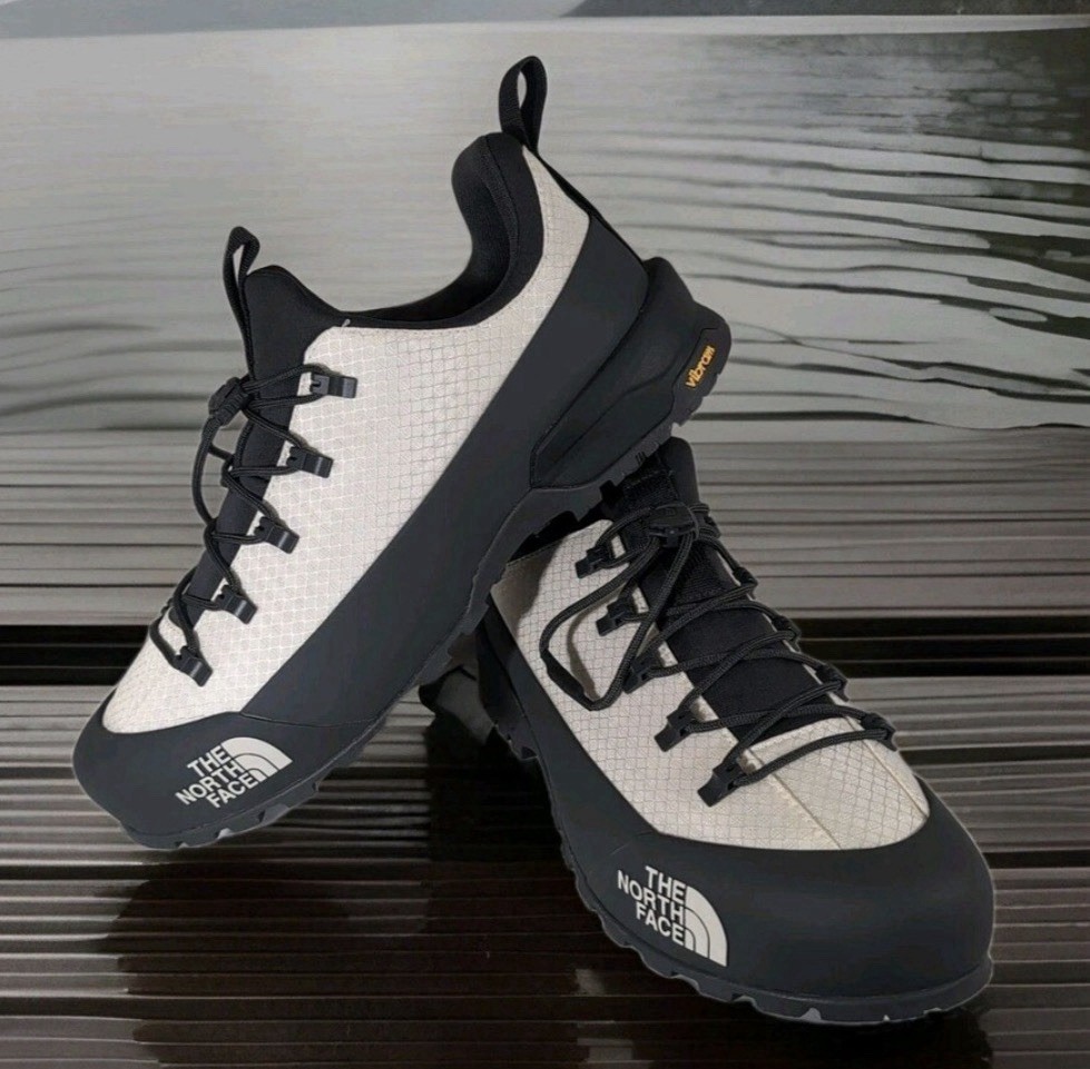 The North Face Glenclyffe Low 9.5 White Dune / Anthracite. Vibram Sole. 