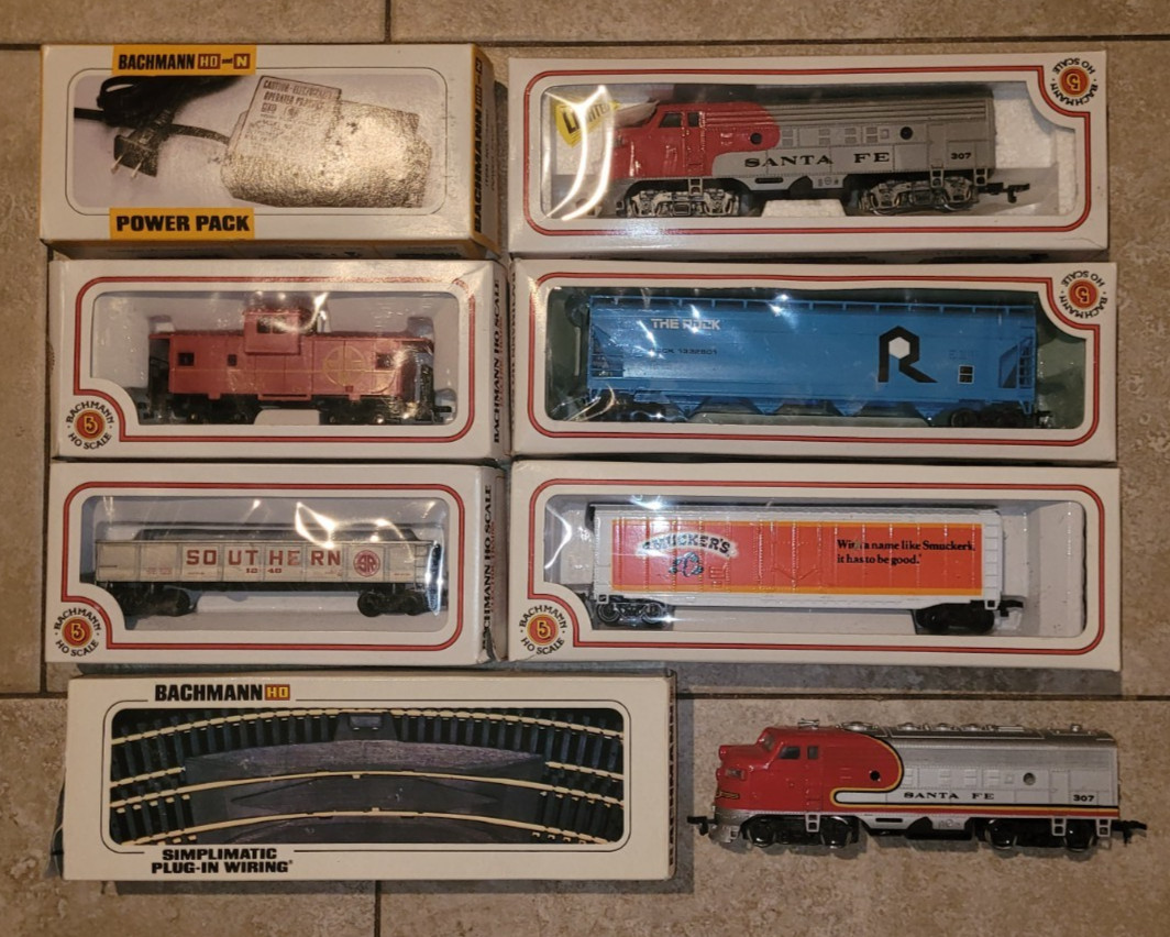 BACHMAN HO SET IN BOX ., 2 LOCOMOTIVES ,4 FREGHT CARS AND RAILS WITH POWERUNIT. BACHMAN HO SET IN BOX ., 2 LOCOMOTIVES ,4 FREGHT CARS AND RAILS WITH POWERUNIT.