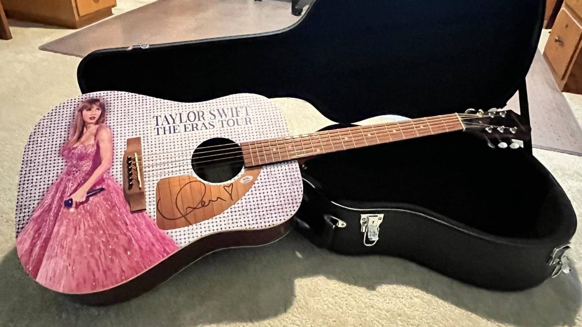 TAYLOR SWIFT RARE HART AUTOGRAPH ON A CUSTOM DESIGN ERAS TOUR GUITAR PSA CERT. TAYLOR SWIFT RARE HART AUTOGRAPH ON A CUSTOM DESIGN ERAS TOUR GUITAR PSA CERT.