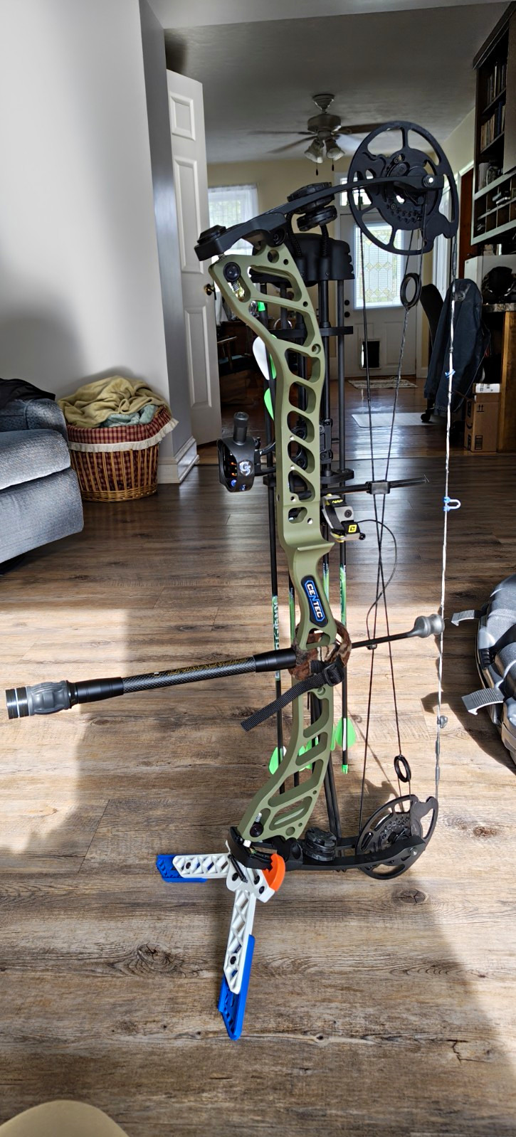 Quest Centec Right Hand Compound Bow 70lb 29in Draw Green/Black- Ready To Hunt Quest Centec Right Hand Compound Bow 70lb 29in Draw Green/Black- Ready To Hunt