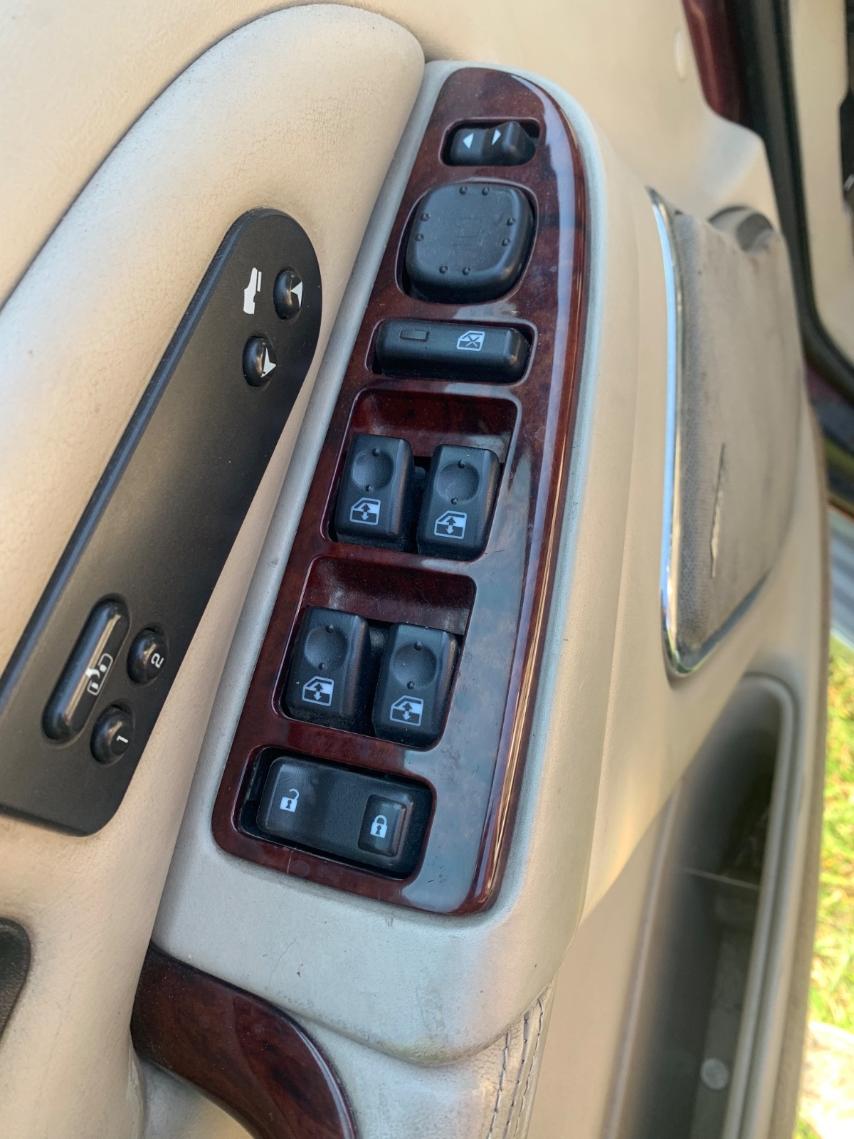2005-06 Cadillac Escalade wood grain window switches 2005-06 Cadillac Escalade wood grain window switches