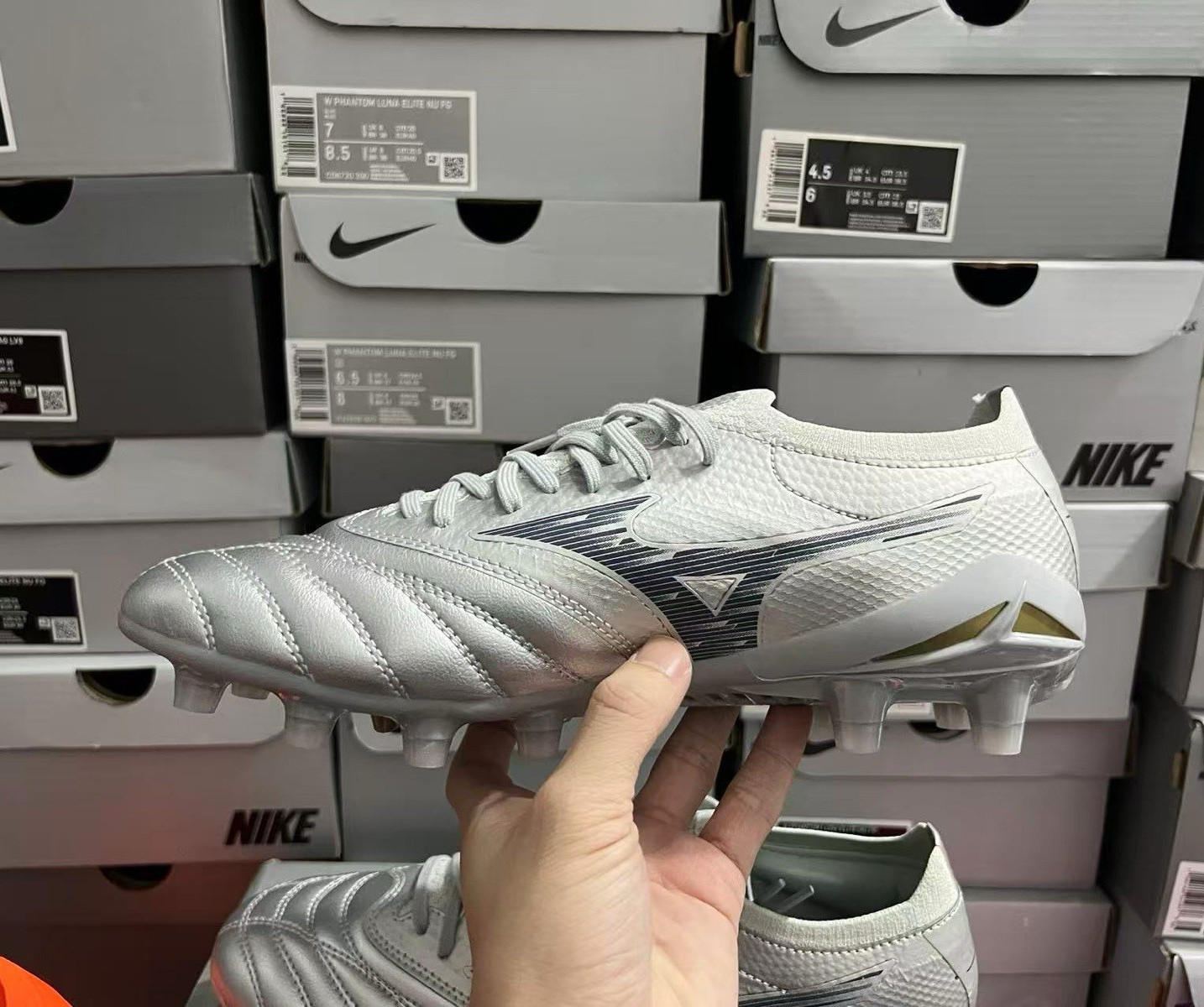 Mizuno Morelia Neo Football Cleats Silver US 5-11 Medium (D/M) Mizuno Morelia Neo Football Cleats Silver US 5-11 Medium (D/M)