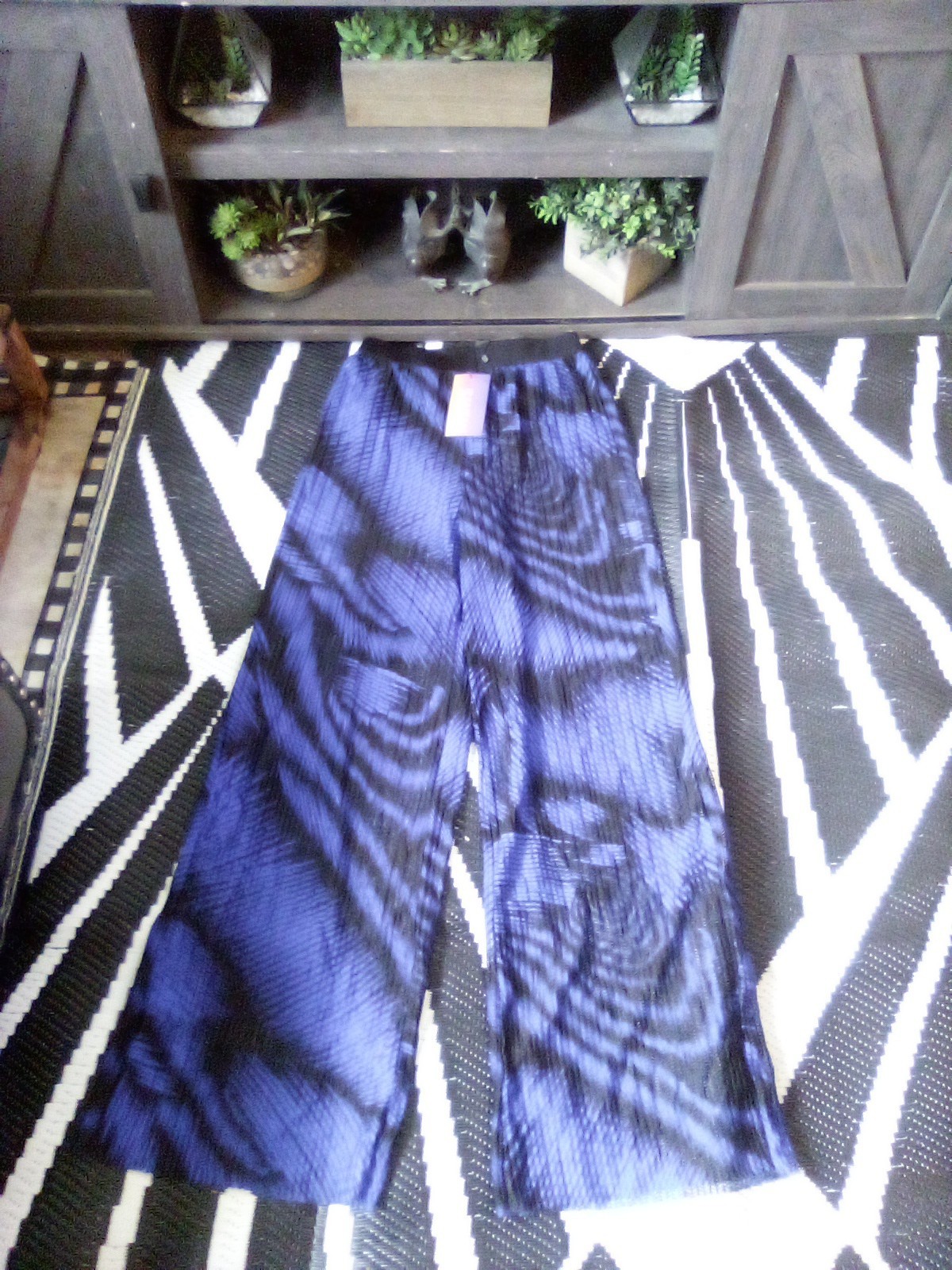 New NWT Shein Wide Legged Pants Sz S Trendy Flattering Silhouette New NWT Shein Wide Legged Pants Sz S Trendy Flattering Silhouette