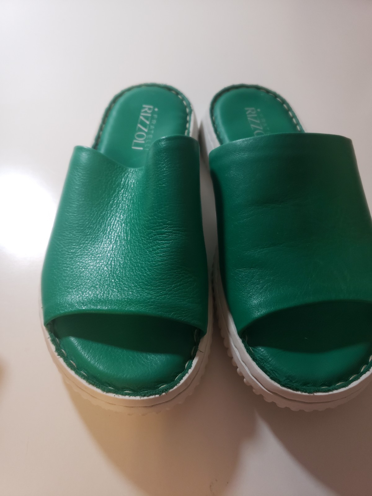 New Fratelli Rizzoli Vibrant Green Leather Slides Sandals Size 37 New Fratelli Rizzoli Vibrant Green Leather Slides Sandals Size 37