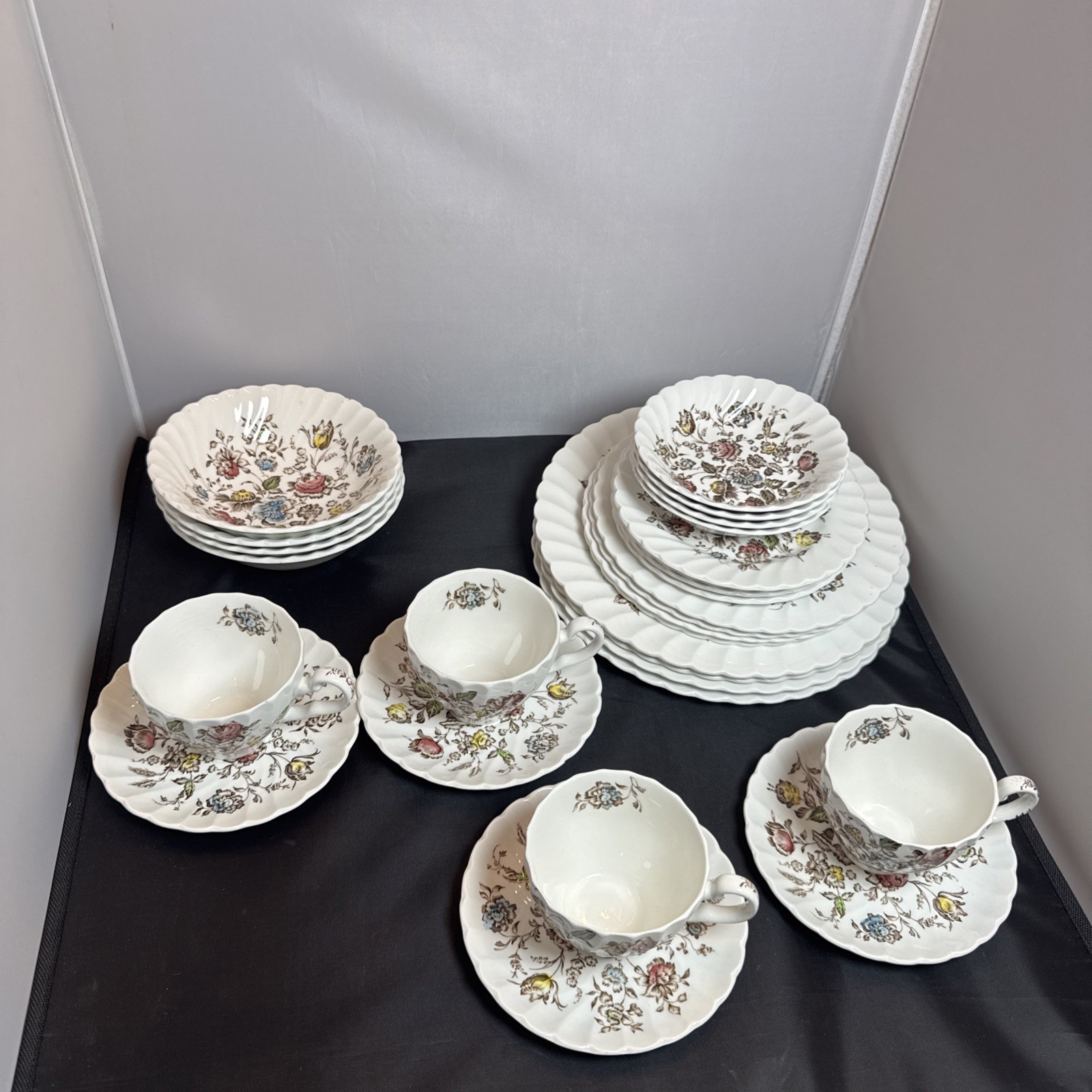 VTG Johnson Bros STAFFORDSHIRE BOUQUET 4, 7 Piece Place Settings 28 Total Pieces VTG Johnson Bros STAFFORDSHIRE BOUQUET 4, 7 Piece Place Settings 28 Total Pieces