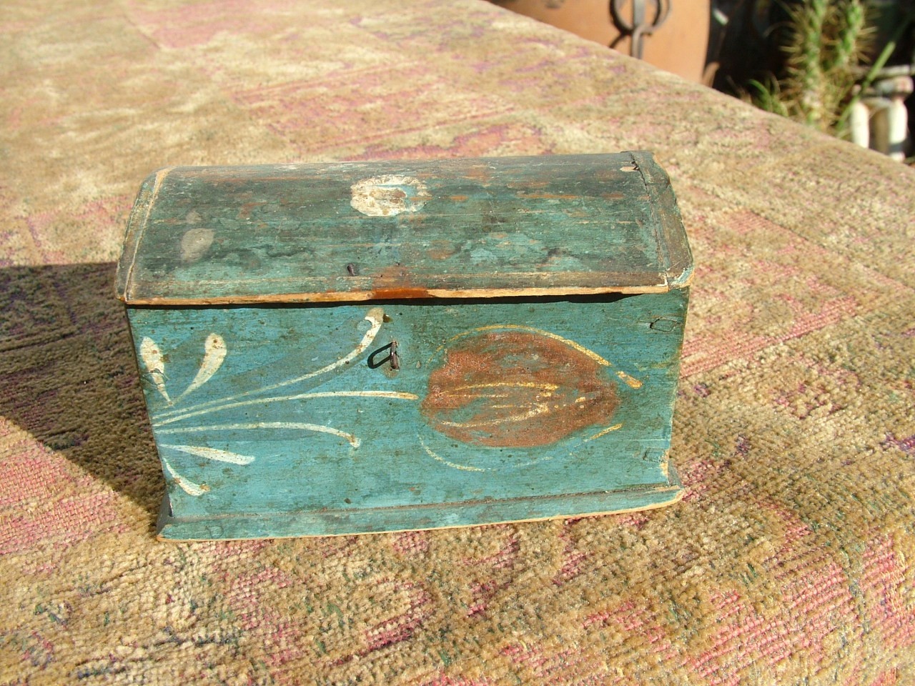 AMERICAN PRIMITIVE MINIATURE PINE DOME TOP TRINKET BOX ORIG BLUE PAINT & FLOWERS AMERICAN PRIMITIVE MINIATURE PINE DOME TOP TRINKET BOX ORIG BLUE PAINT & FLOWERS