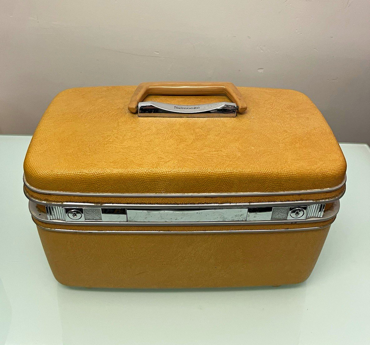 Samsonite True Vintage 1960s Hard Vinyl Beige Vanity Case Locking w/ Tray Samsonite True Vintage 1960s Hard Vinyl Beige Vanity Case Locking w/ Tray