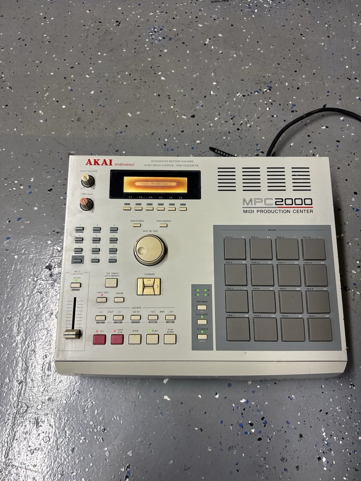 Akai MPC 2000 Digital Sampler & MIDI Sequencer Vintage MPC2000 Akai MPC 2000 Digital Sampler & MIDI Sequencer Vintage MPC2000